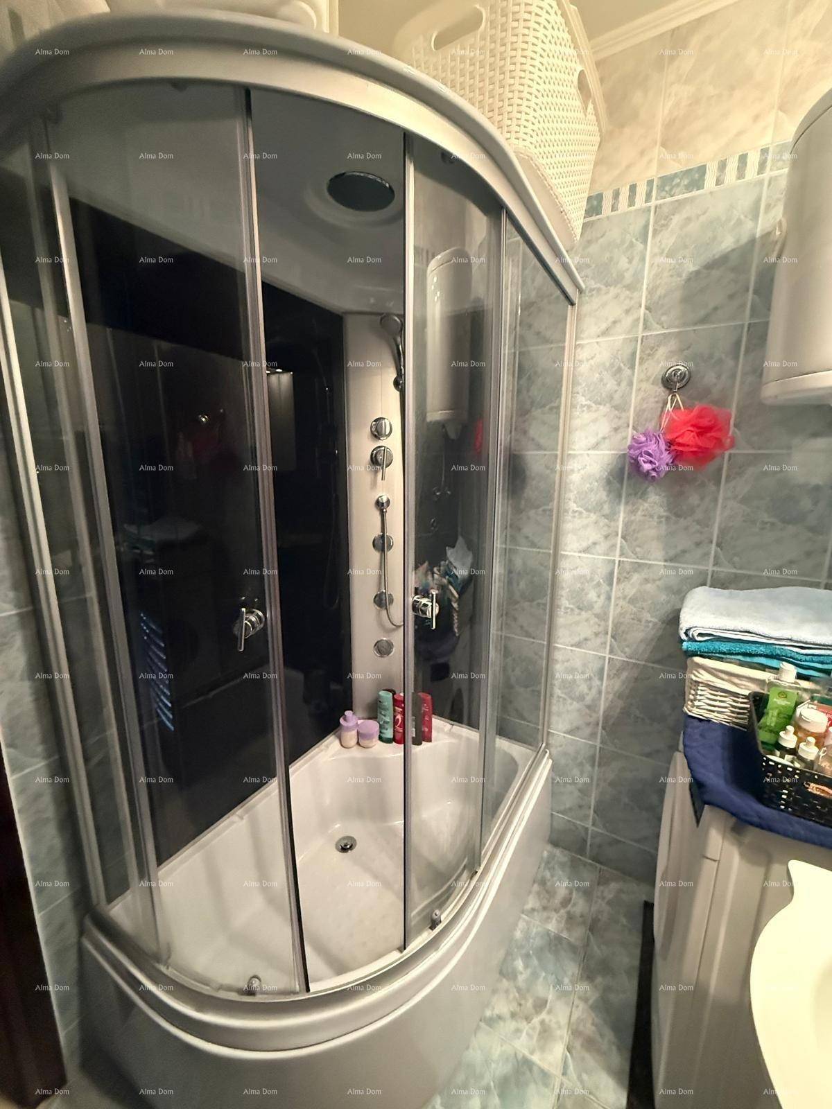 Badezimmer mit einer modernen Eckduschkabine und hellblauen Fliesen an den Wänden.