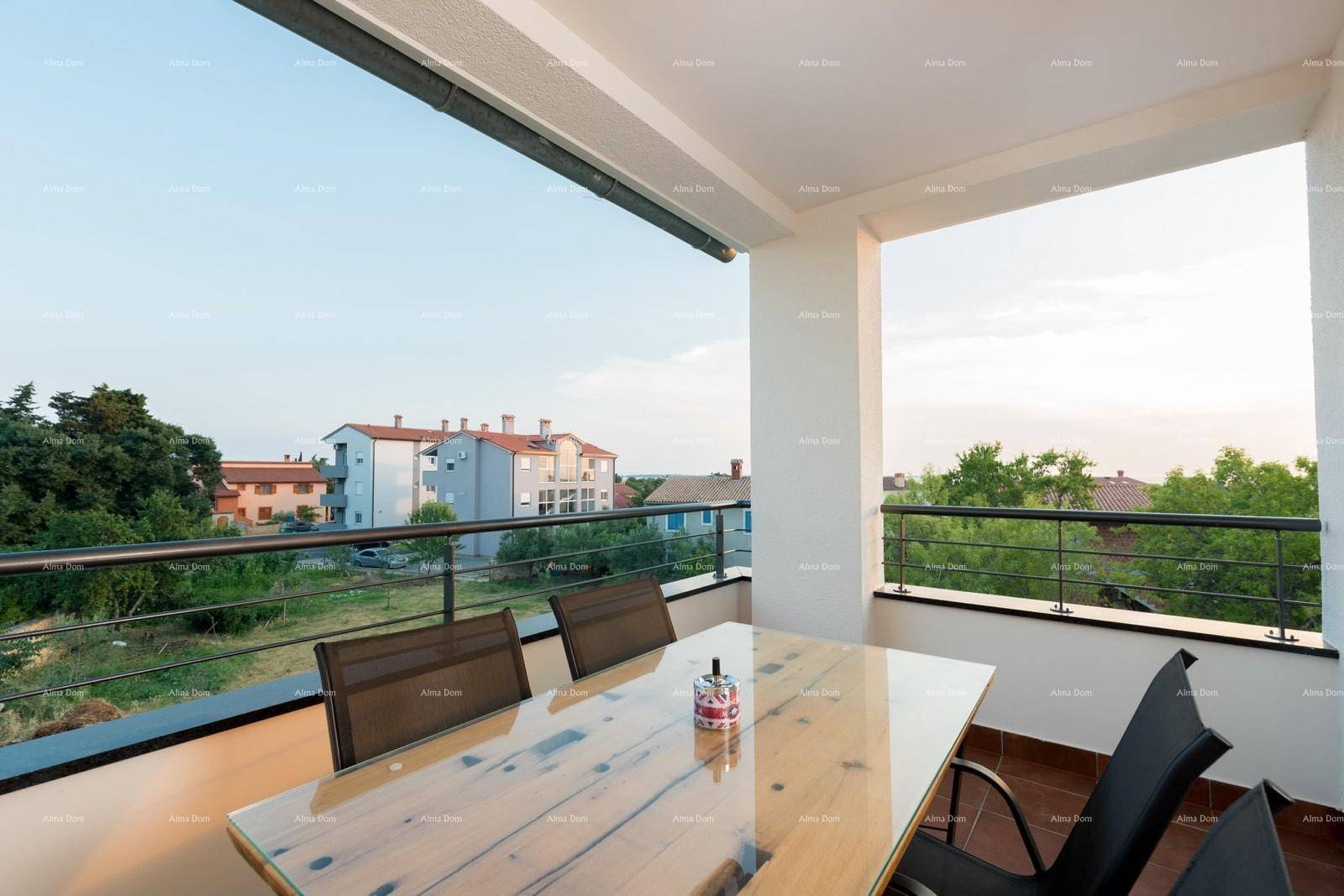 Geräumiger Balkon mit Esstisch und Stühlen, ideal für Mahlzeiten im Freien mit Weitblick.