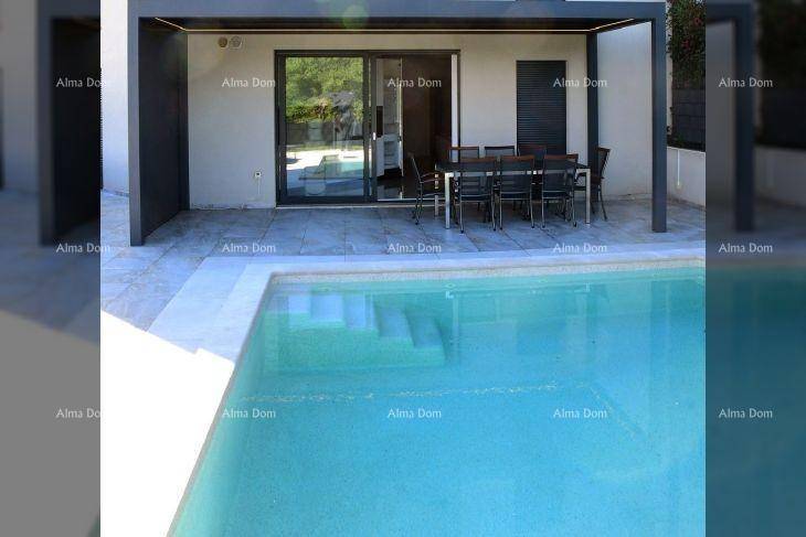 Außenbereich mit Swimmingpool, überdachter Terrasse und Esstisch für Mahlzeiten im Freien.