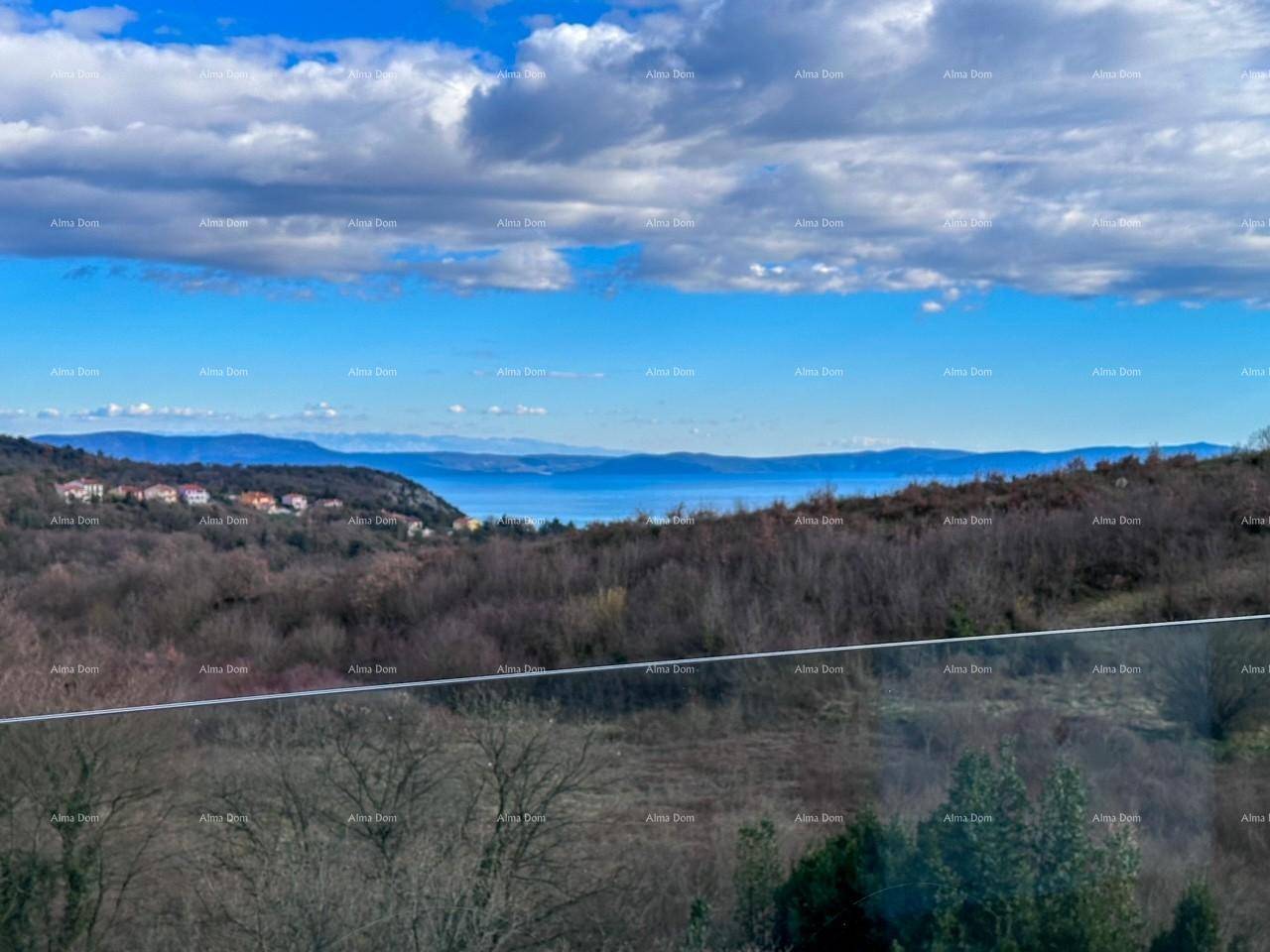 Weitläufiger Blick auf das Meer und die bewaldete Küstenlandschaft von der Immobilie aus.