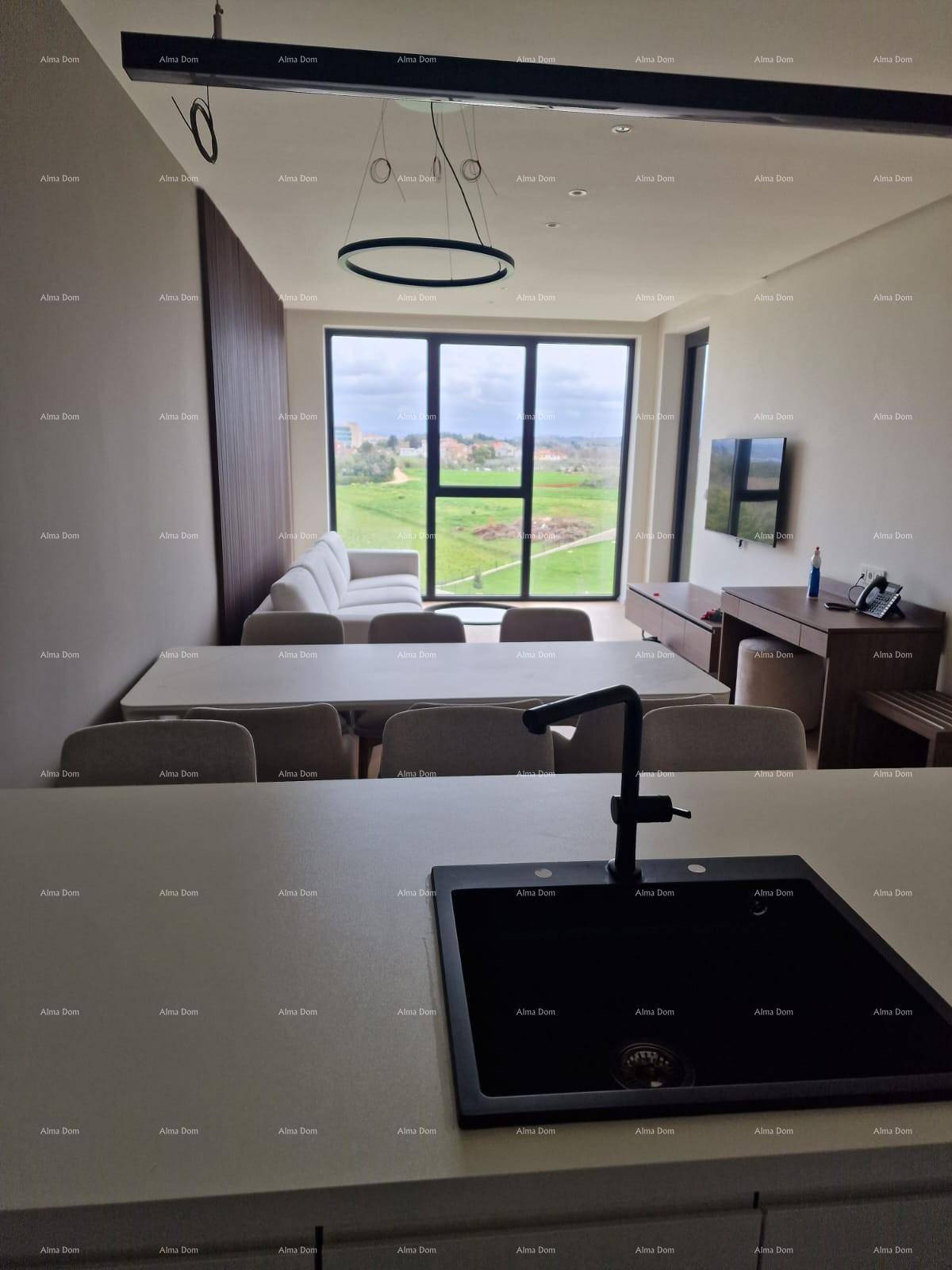 Offener Wohnbereich mit Blick auf die grüne Landschaft durch große Panoramafenster.