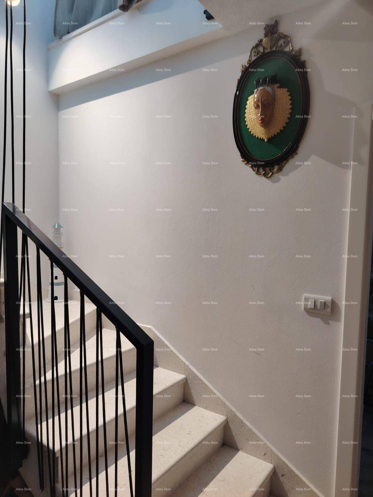 Helles Treppenhaus mit modernen Stufen und dekorativer Wandkunst.