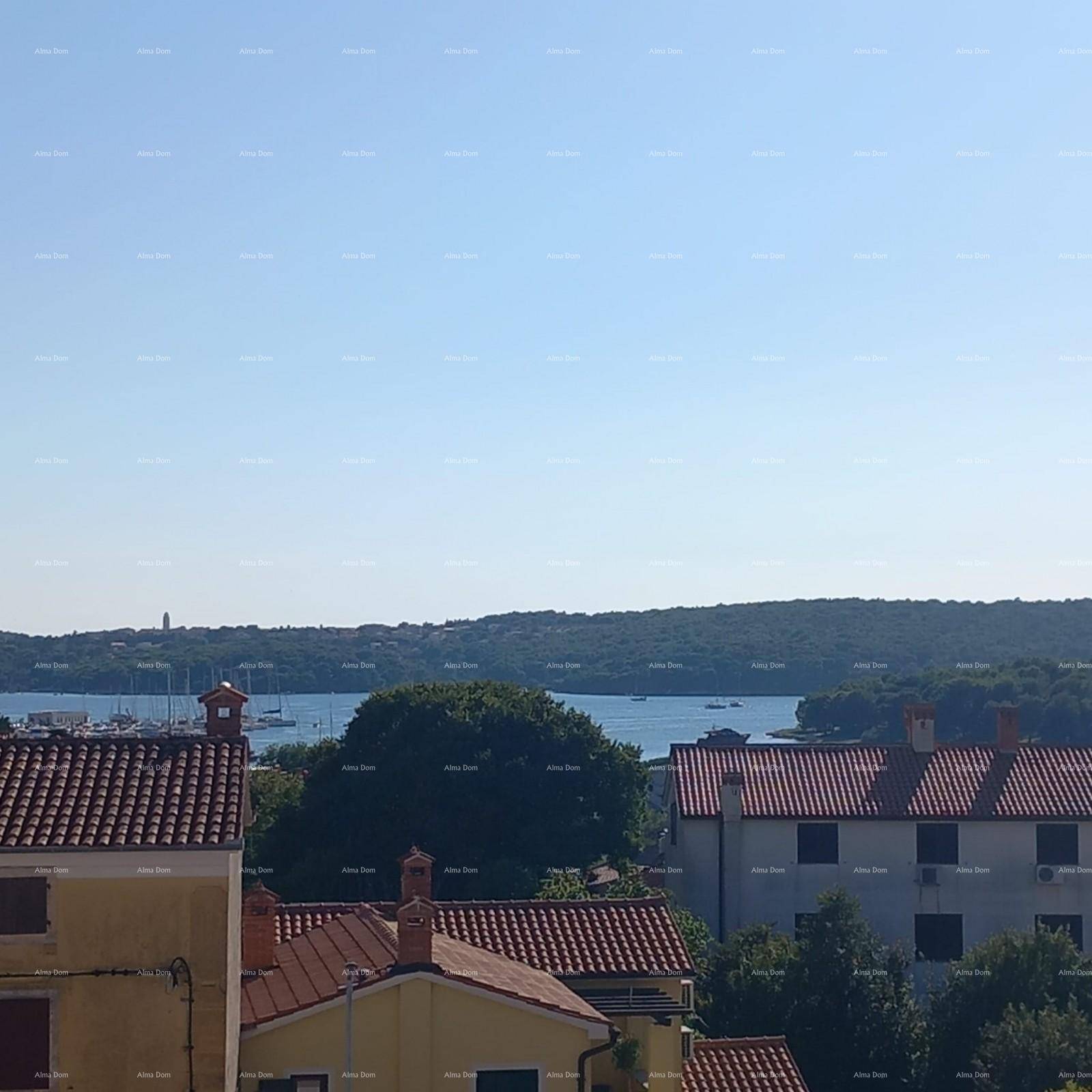Malerischer Blick auf das Meer und die umliegende Küstenlandschaft mit roten Dächern.