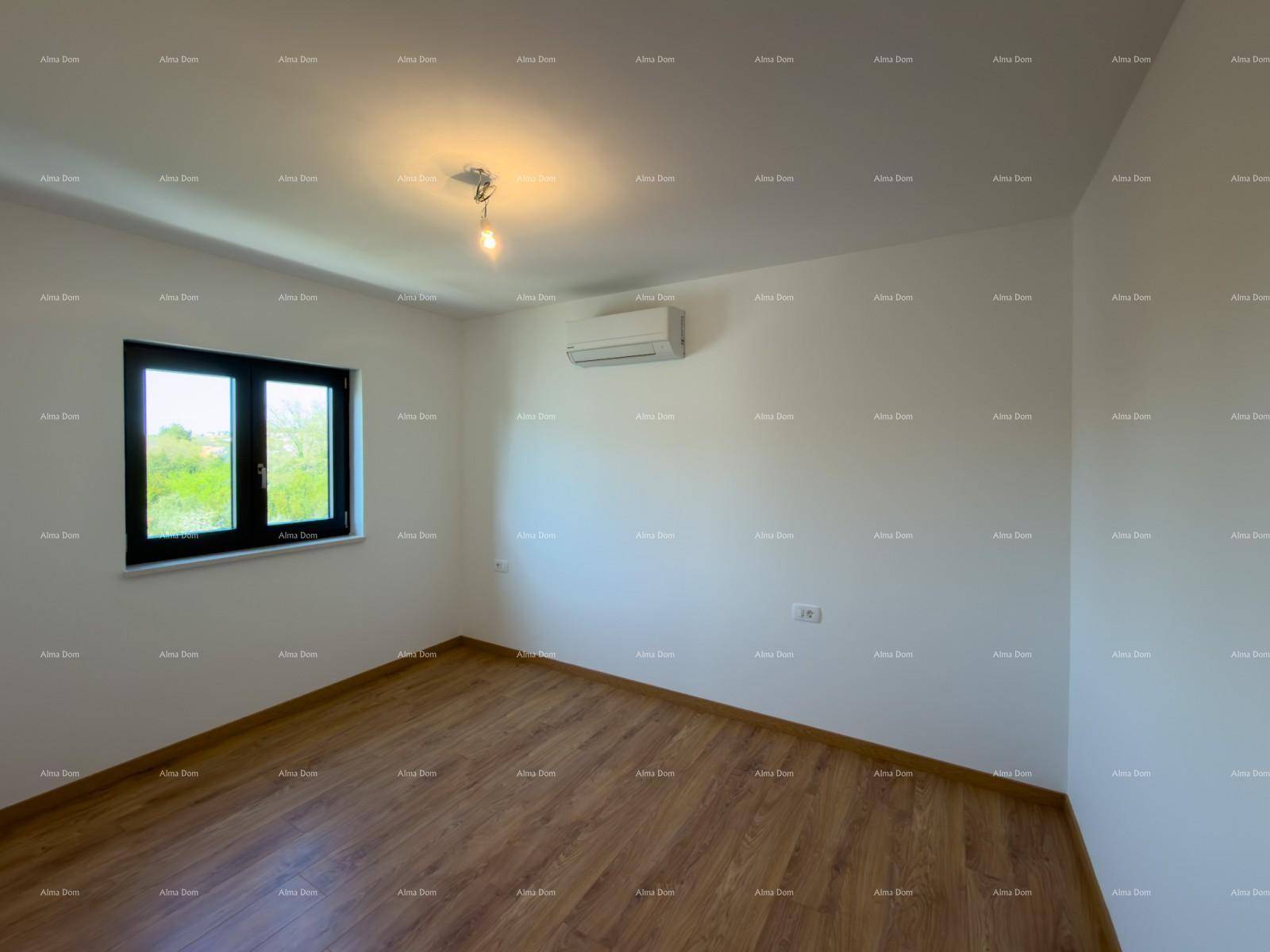 Helles Schlafzimmer mit Holzfußboden, Klimaanlage und einem Fenster.