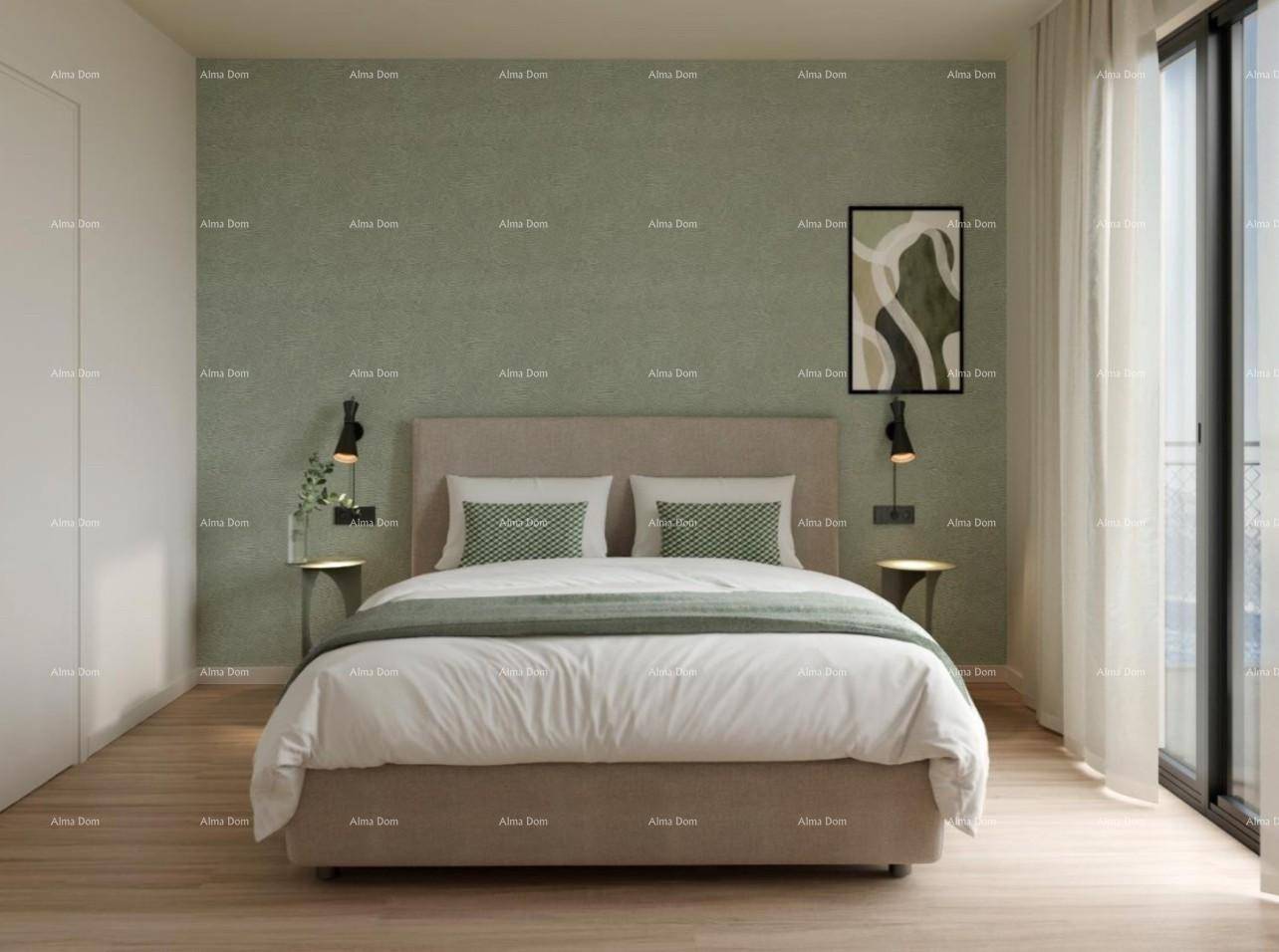 Modernes Schlafzimmer mit grüner Akzentwand, großem Fenster und hellem Holzboden.