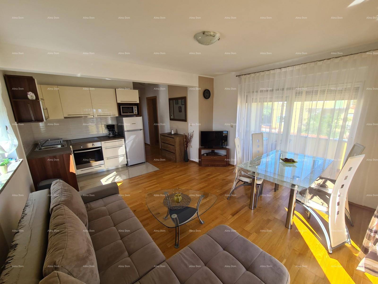 Offener Wohn-Essbereich mit Sofa, Esstisch und integrierter Küchenzeile, hell und funktional.