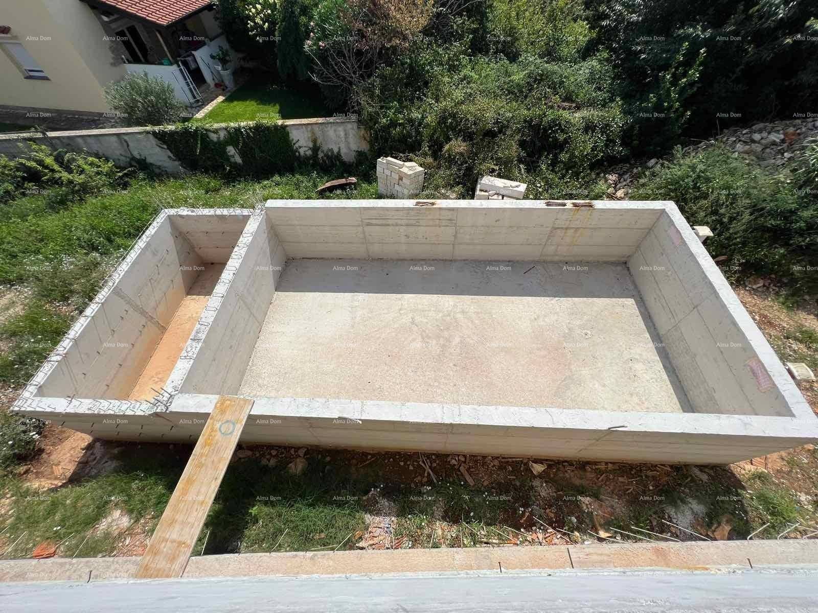 Betonierte Poolschale im Gartenbereich, bereit für den weiteren Ausbau und die Fertigstellung.