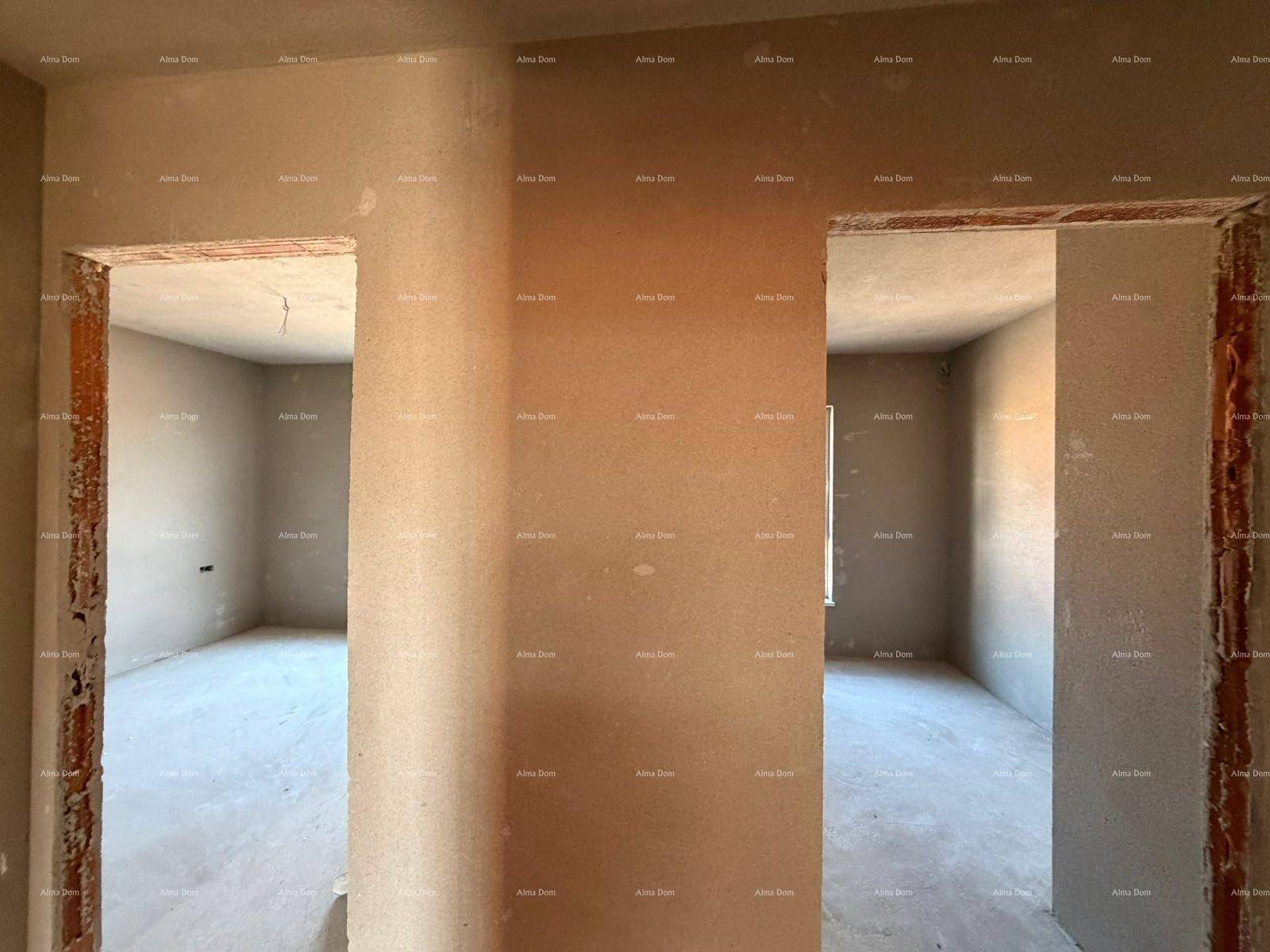 Unfertiger Innenraum mit zwei Türöffnungen und unverputzten Wänden, bereit für den Ausbau.