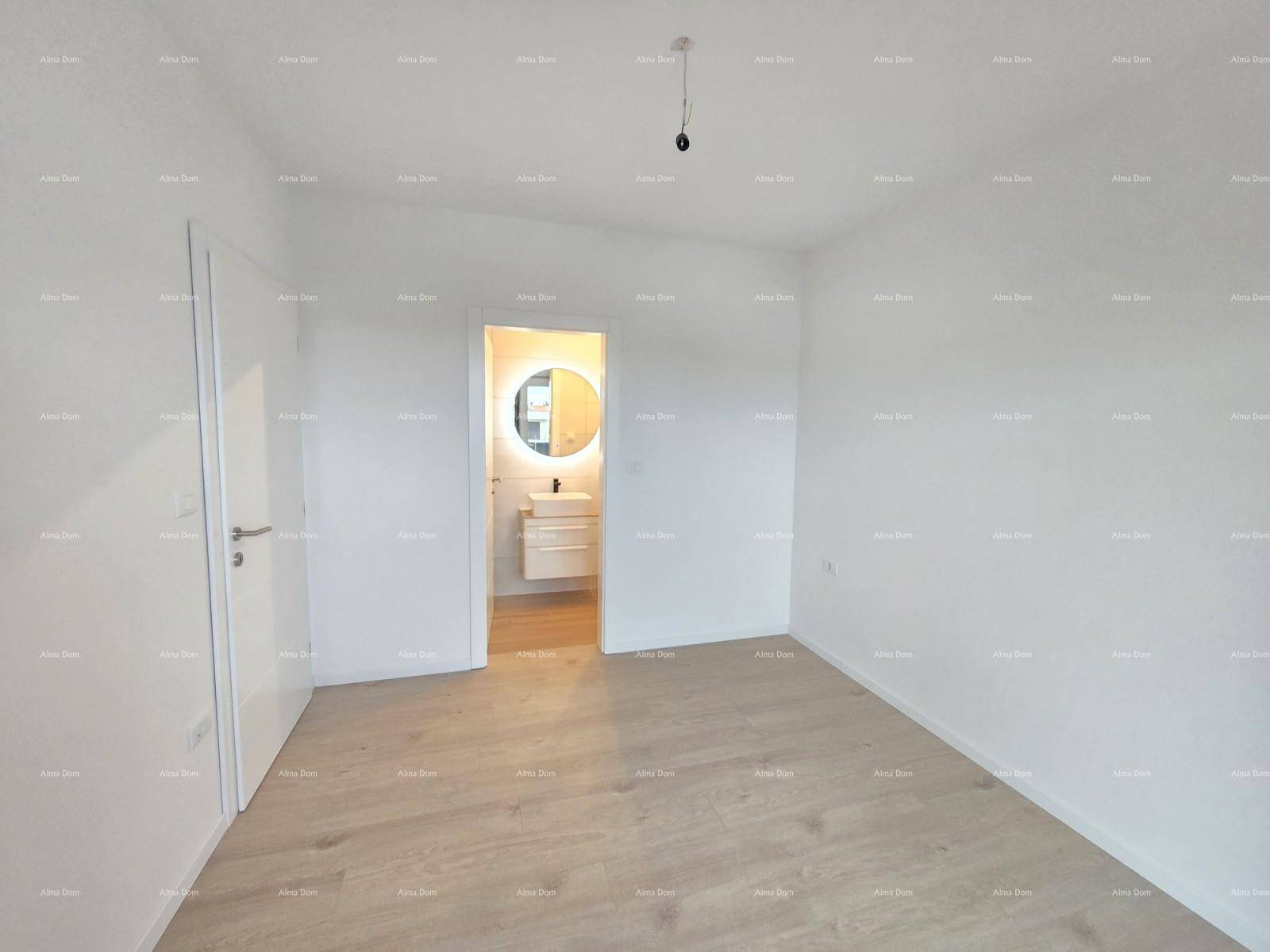 Helles Schlafzimmer mit Laminatboden und direktem Zugang zum eigenen Bad.