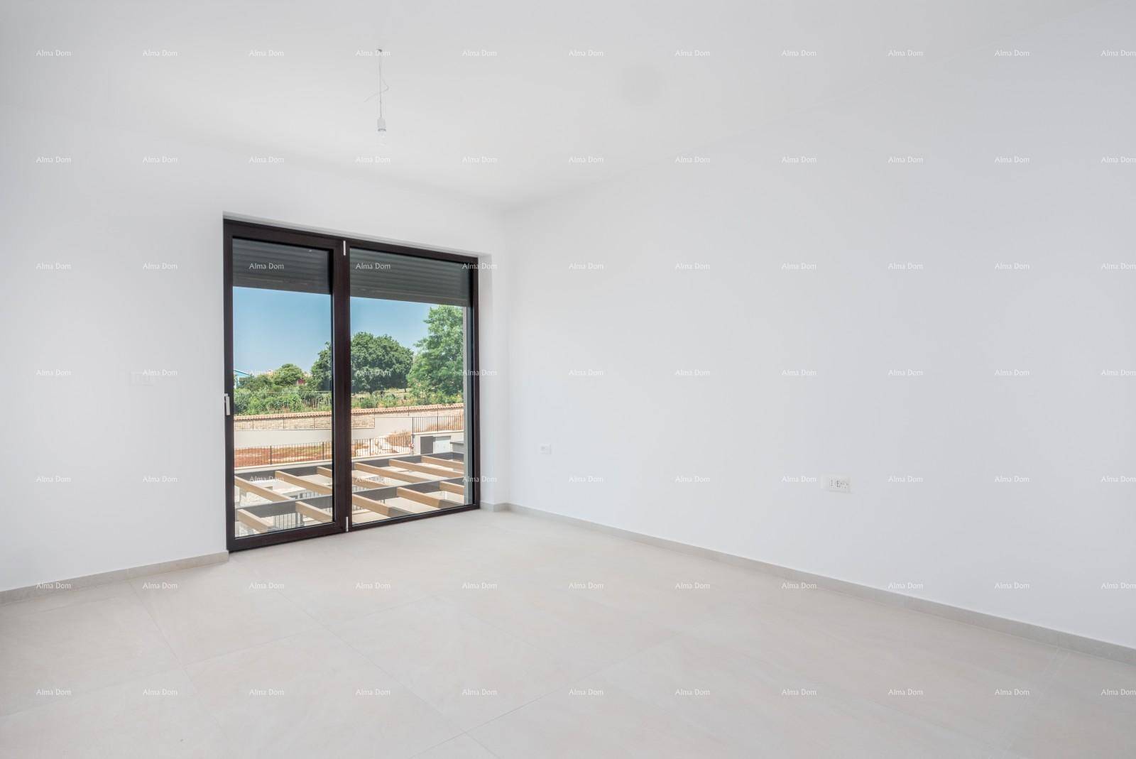 Helles Schlafzimmer mit großen Schiebetüren und Blick auf den Außenbereich.