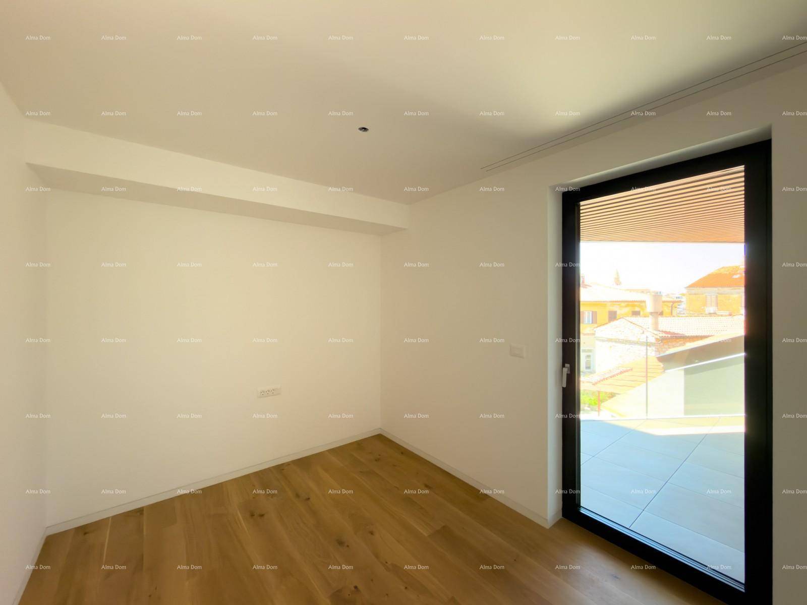 Helles Schlafzimmer mit Holzboden und Balkonzugang, bietet einen weiten Blick über die Dächer.