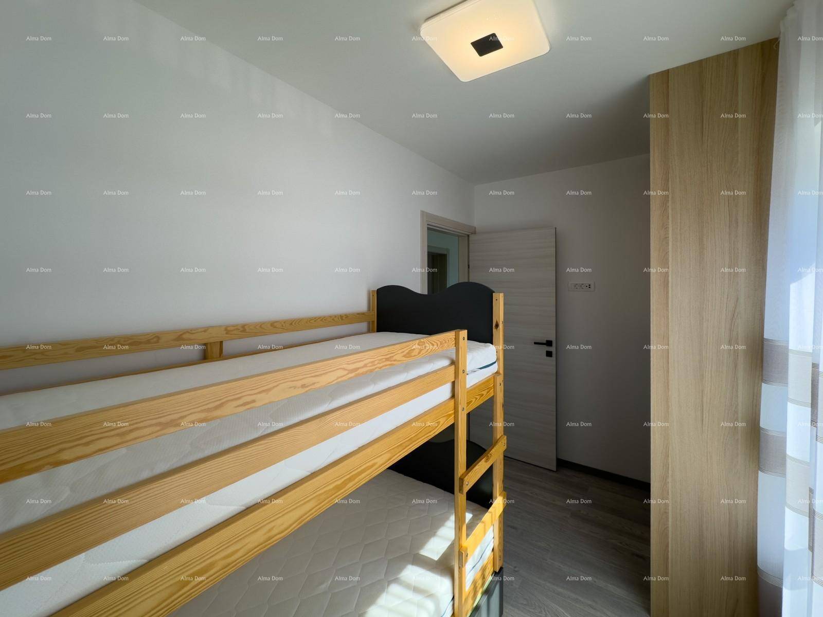 Helles Kinderzimmer mit Etagenbett und einem Kleiderschrank, ideal für Geschwister oder Gäste.
