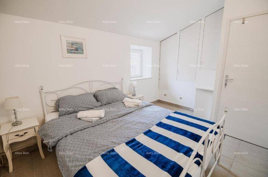 Geräumiges Schlafzimmer mit Doppelbett, zwei Nachttischen und einem Fenster.