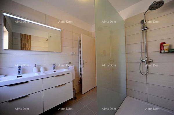 Modernes Badezimmer mit Doppelwaschbecken, großer begehbarer Dusche und hellen Fliesen.