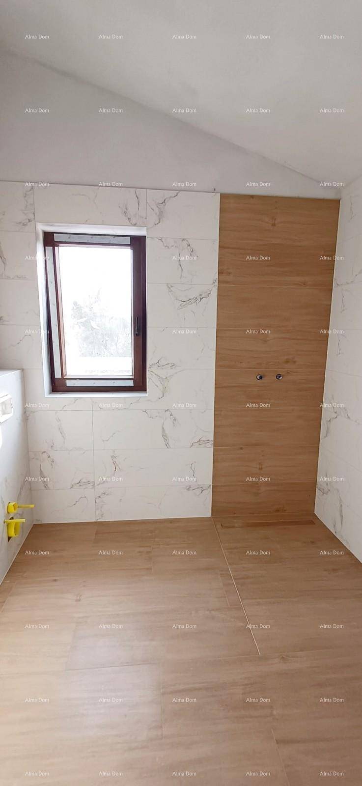 Helles Badezimmer im Rohbau mit modernen Fliesen, Holzboden und Fenster.