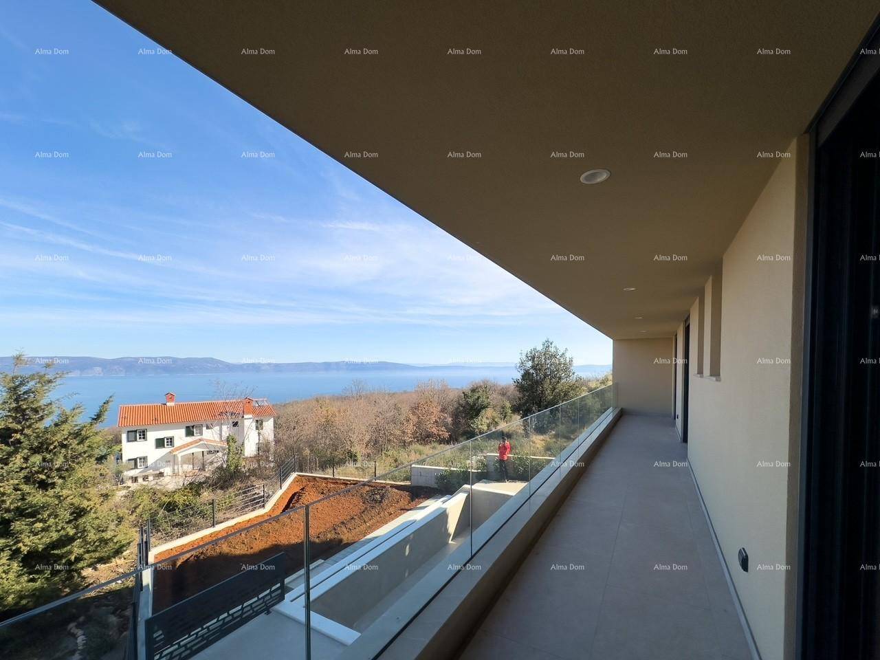 Langer Balkon mit Glasgeländer und atemberaubendem Panoramablick auf das Meer und die Berge.