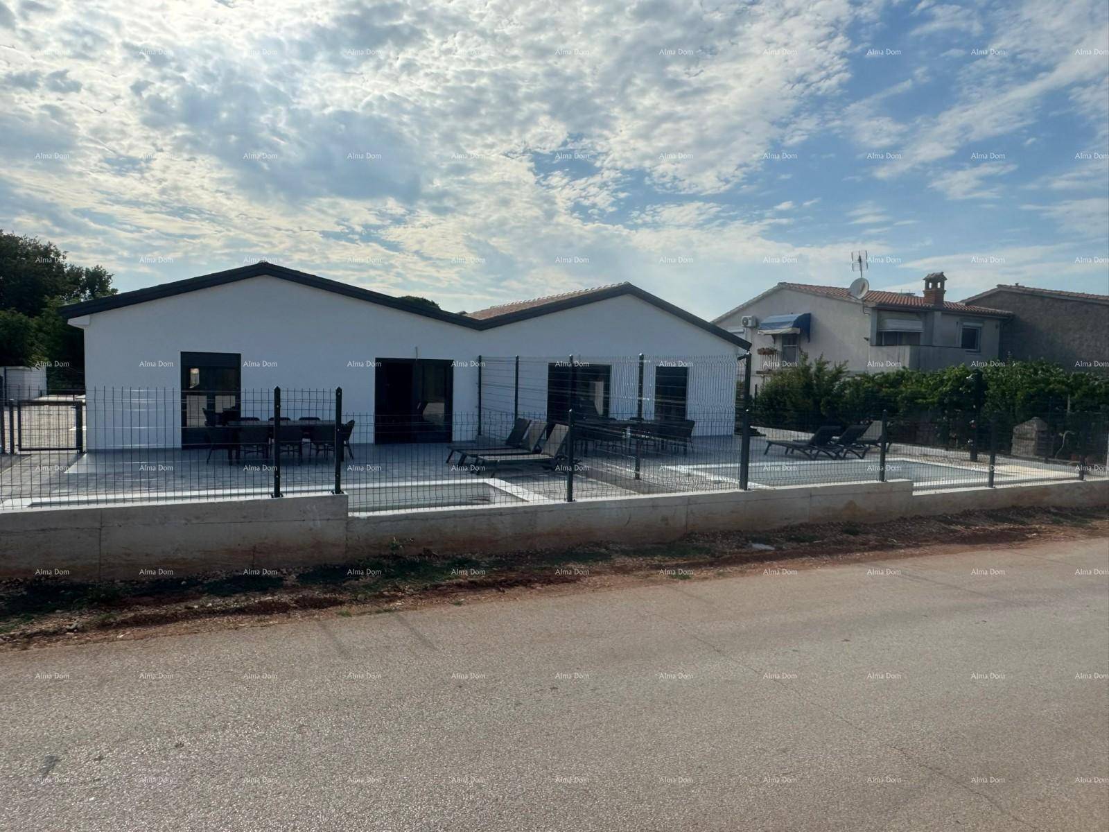 Modernes Einfamilienhaus mit weißer Fassade, umgeben von einem gepflegten Außenbereich und Pool.