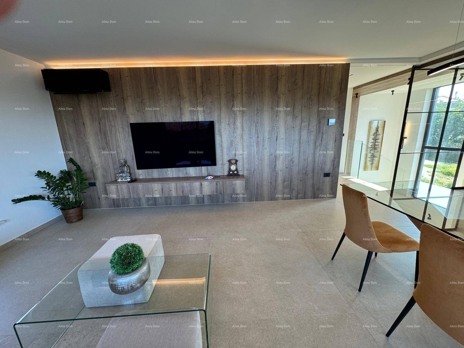 Geräumiger Wohnbereich mit Holzwand, großem Fernseher und modernen Möbeln.