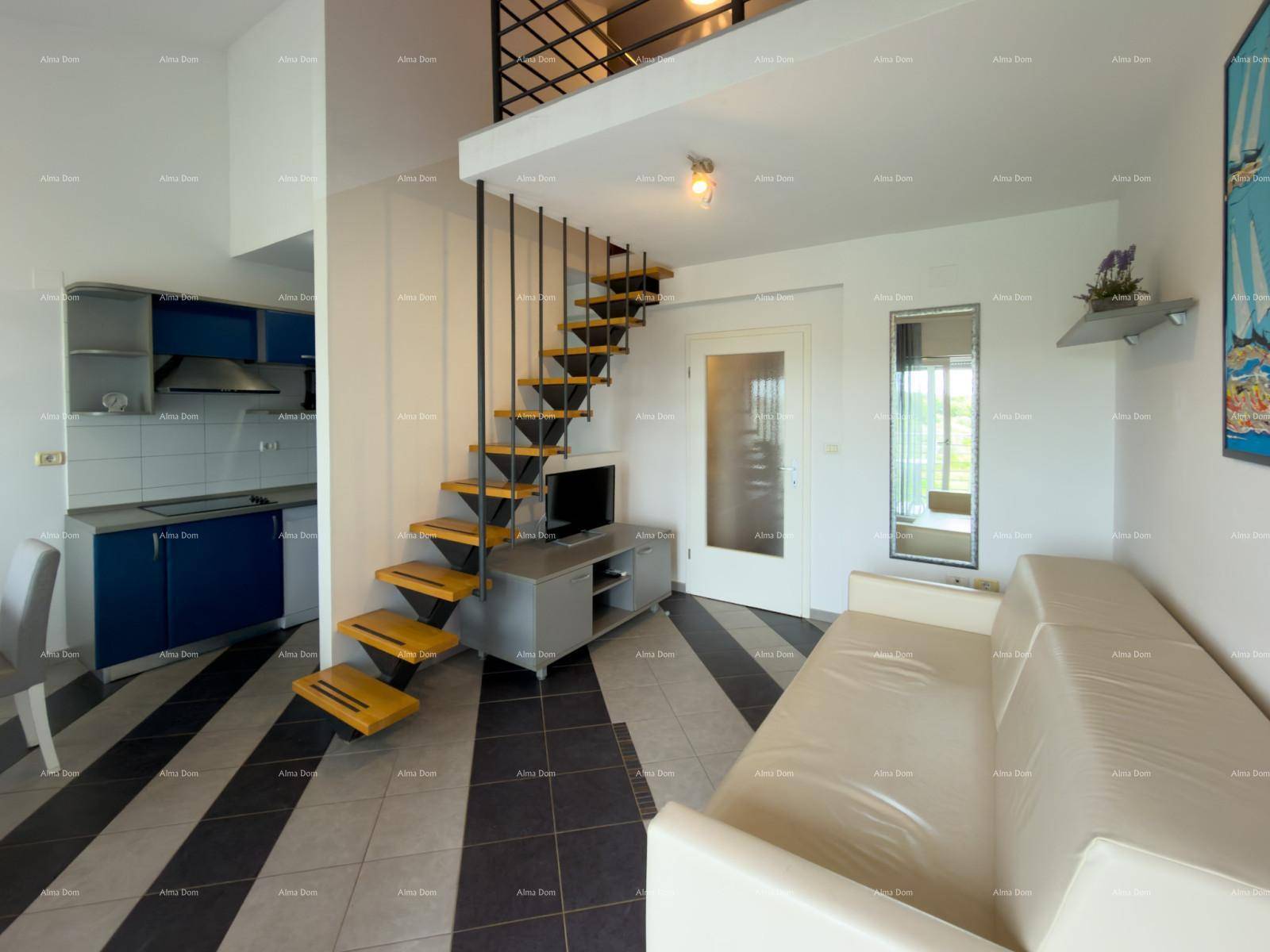 Offener Wohnbereich mit Treppe zur Galerie, Sofa und Blick auf die angrenzende Küchenzeile.