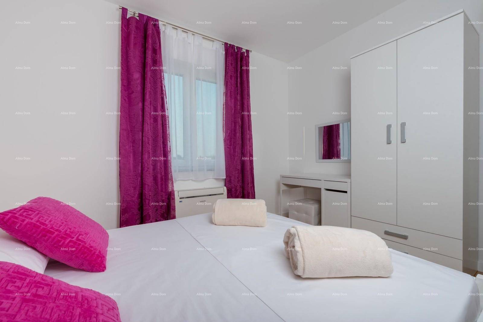 Komfortables Schlafzimmer mit weißem Bett, Kleiderschrank und einem Schminktisch.
