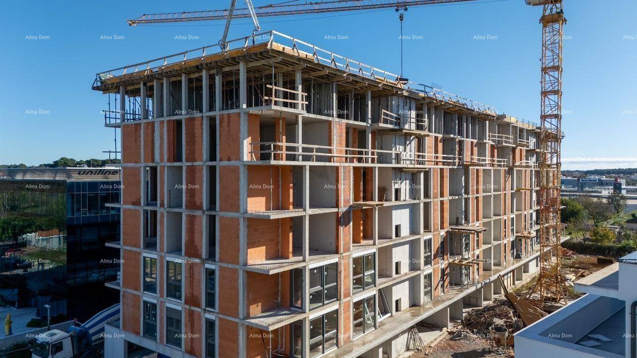 Neubau im Rohbauzustand mit Gerüsten und Kränen, bereit für weitere Bauphasen und Fertigstellung.