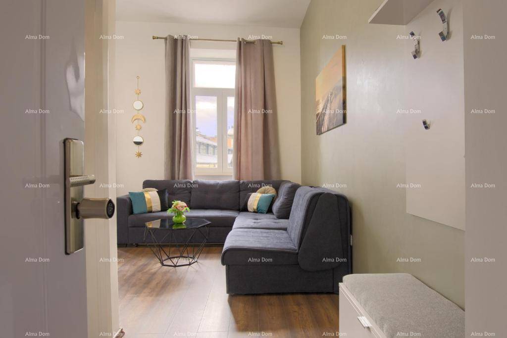 Gemütliches Wohnzimmer mit Ecksofa, Holzboden und Garderobenbereich am Eingang.