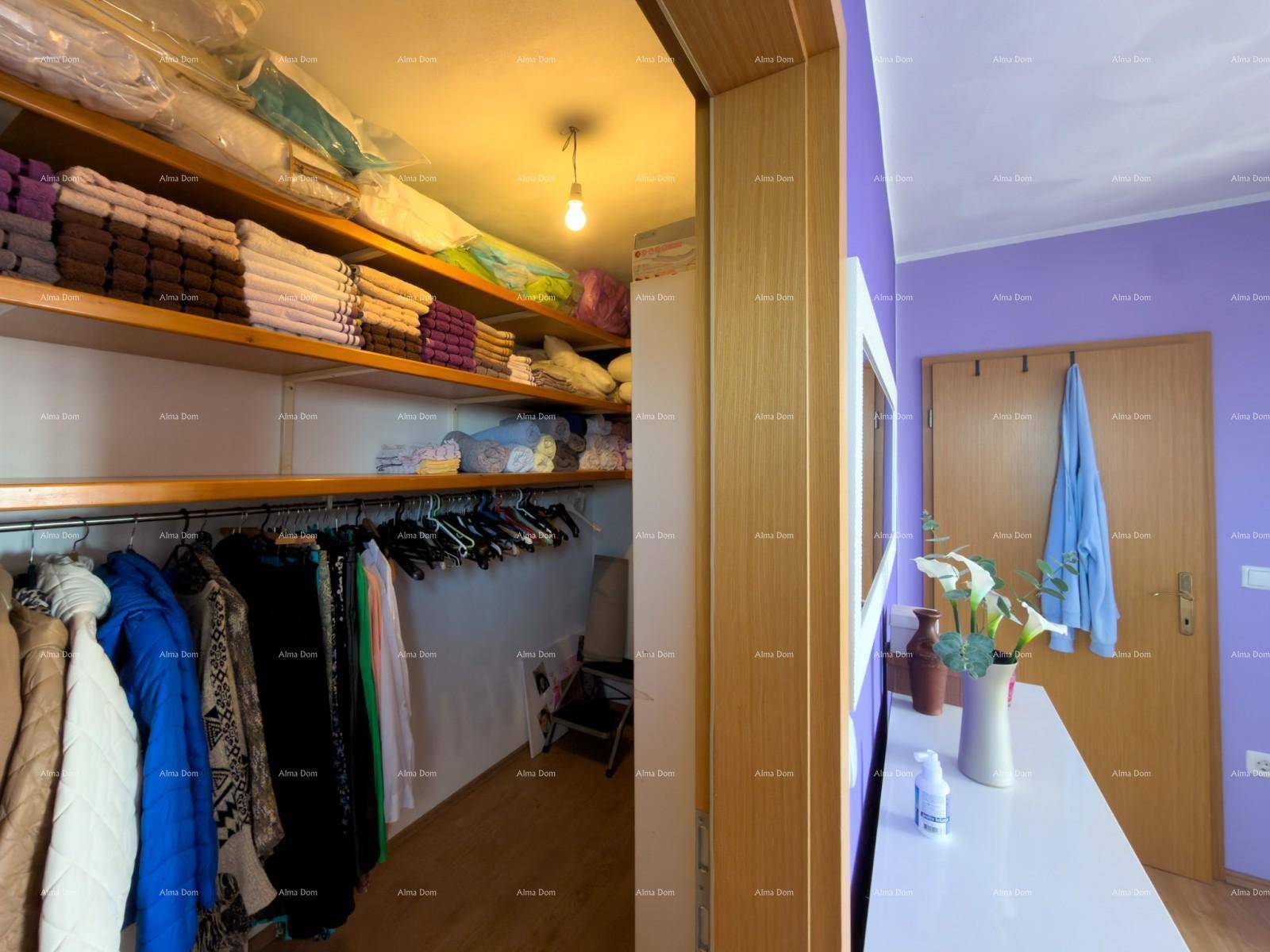 Praktischer begehbarer Kleiderschrank mit Regalen und Kleiderstangen für viel Stauraum.