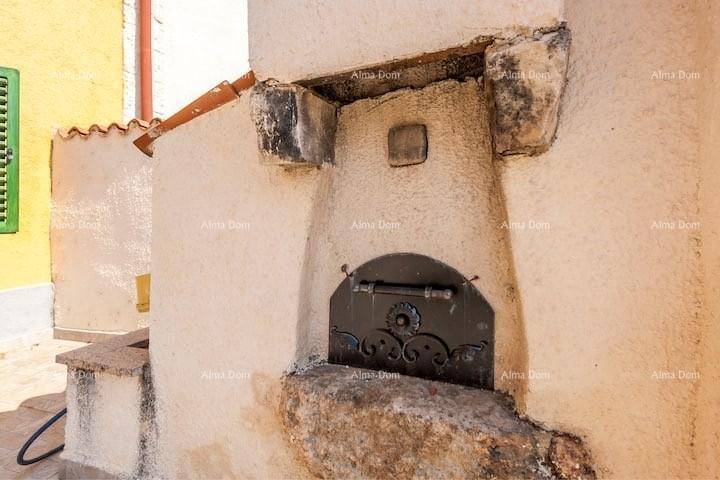Detailansicht des traditionellen Steinofens im Außenbereich, ideal für Pizza und Grillabende.