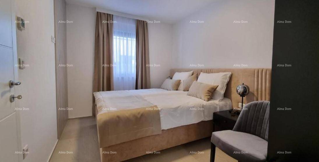Gemütliches Schlafzimmer mit großem Doppelbett, Nachttisch und Vorhängen für angenehme Nächte.