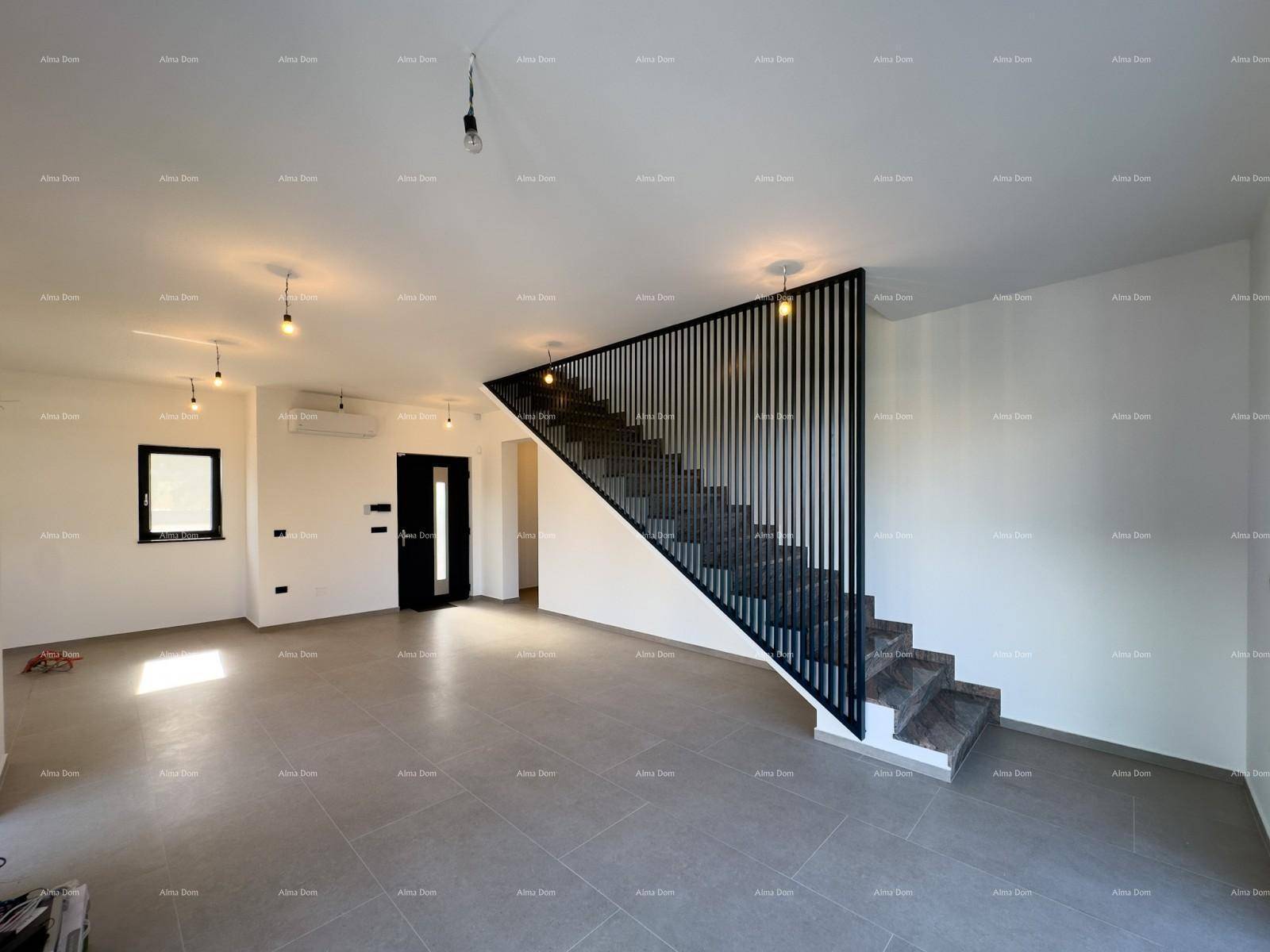Heller Wohnbereich mit moderner Treppe und viel Tageslicht durch große Fenster.