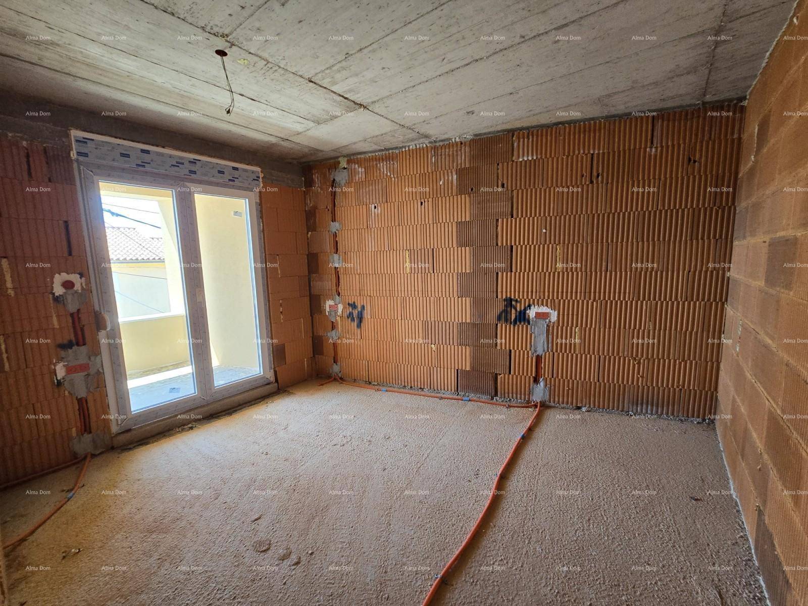 Schlafzimmer im Rohbau mit Zugang zu einem Balkon und unverputzten Ziegelwänden.