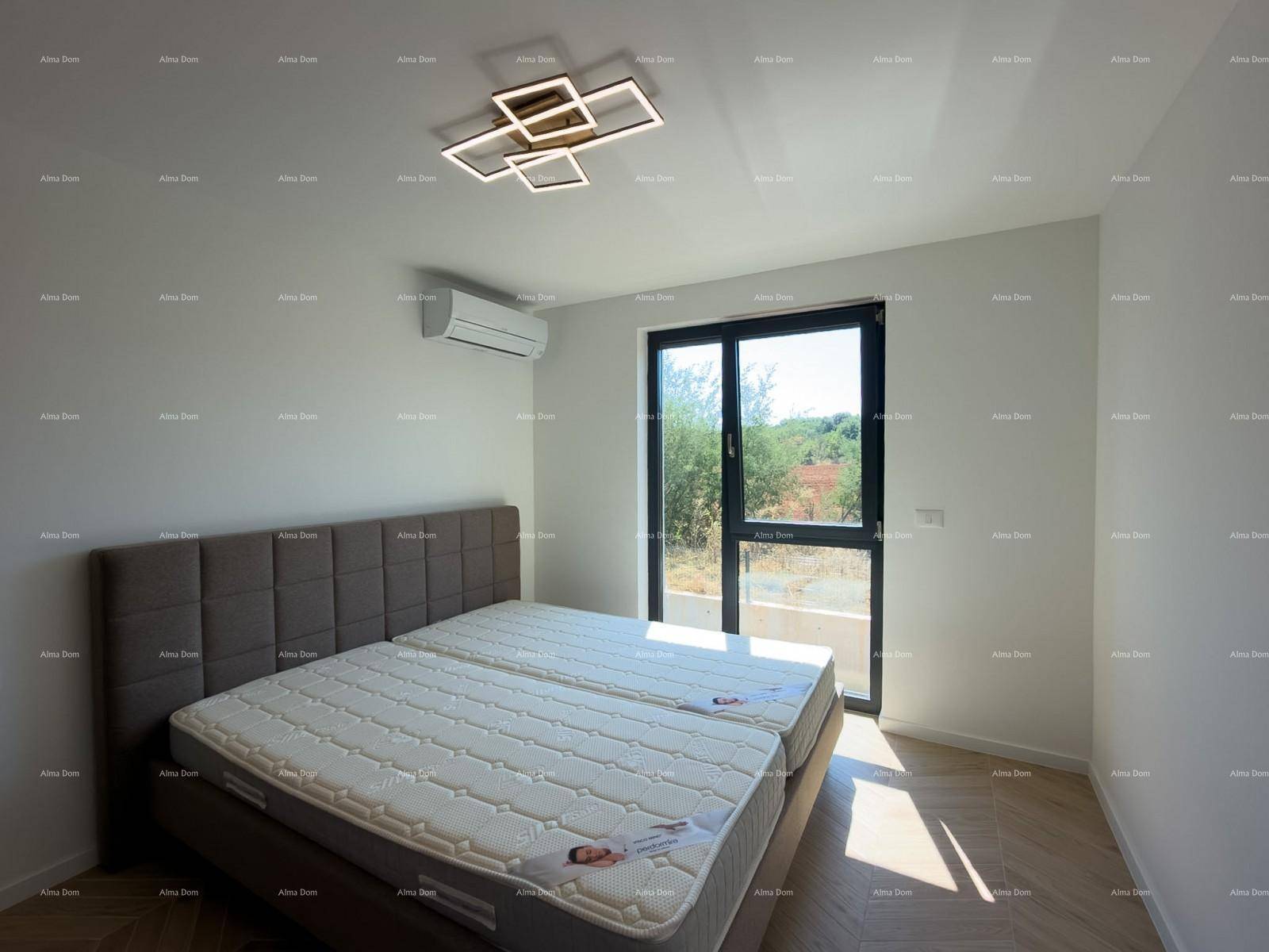 Komfortables Schlafzimmer mit Doppelbett, Fischgrätparkett, großen Fenstern und Klimaanlage.
