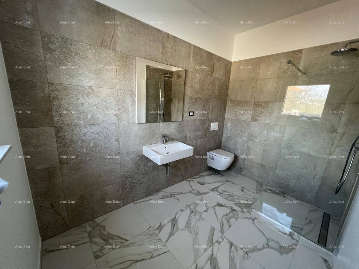 Modernes Badezimmer mit grauen Wandfliesen, Marmor-Bodenfliesen und einer begehbaren Dusche.