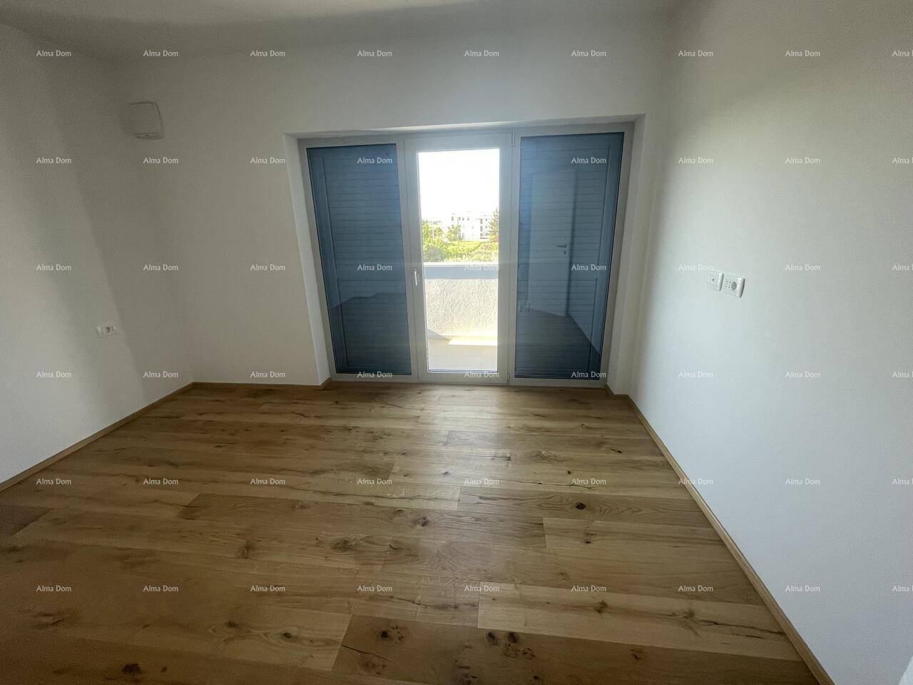 Helles Schlafzimmer mit Holzboden und Zugang zu einem Balkon, bereit zur individuellen Gestaltung.