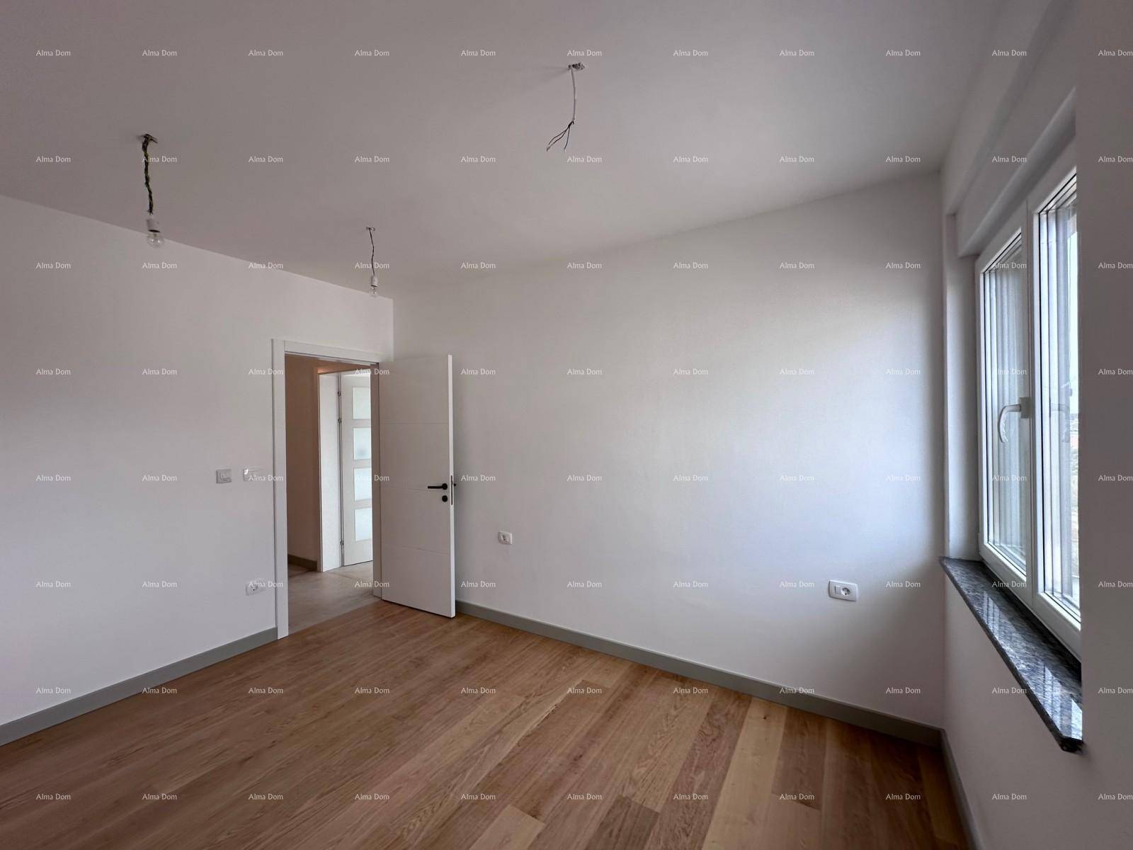 Unmöbliertes Schlafzimmer mit Holzboden und Fenster, das viel natürliches Licht hereinlässt.