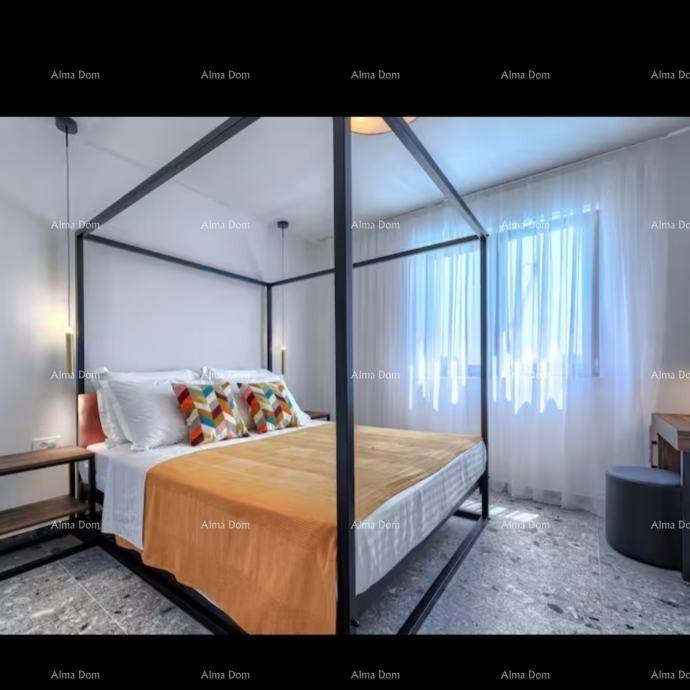 Modernes Schlafzimmer mit Himmelbett, hellen Wänden und großem Fenster für viel Tageslicht.