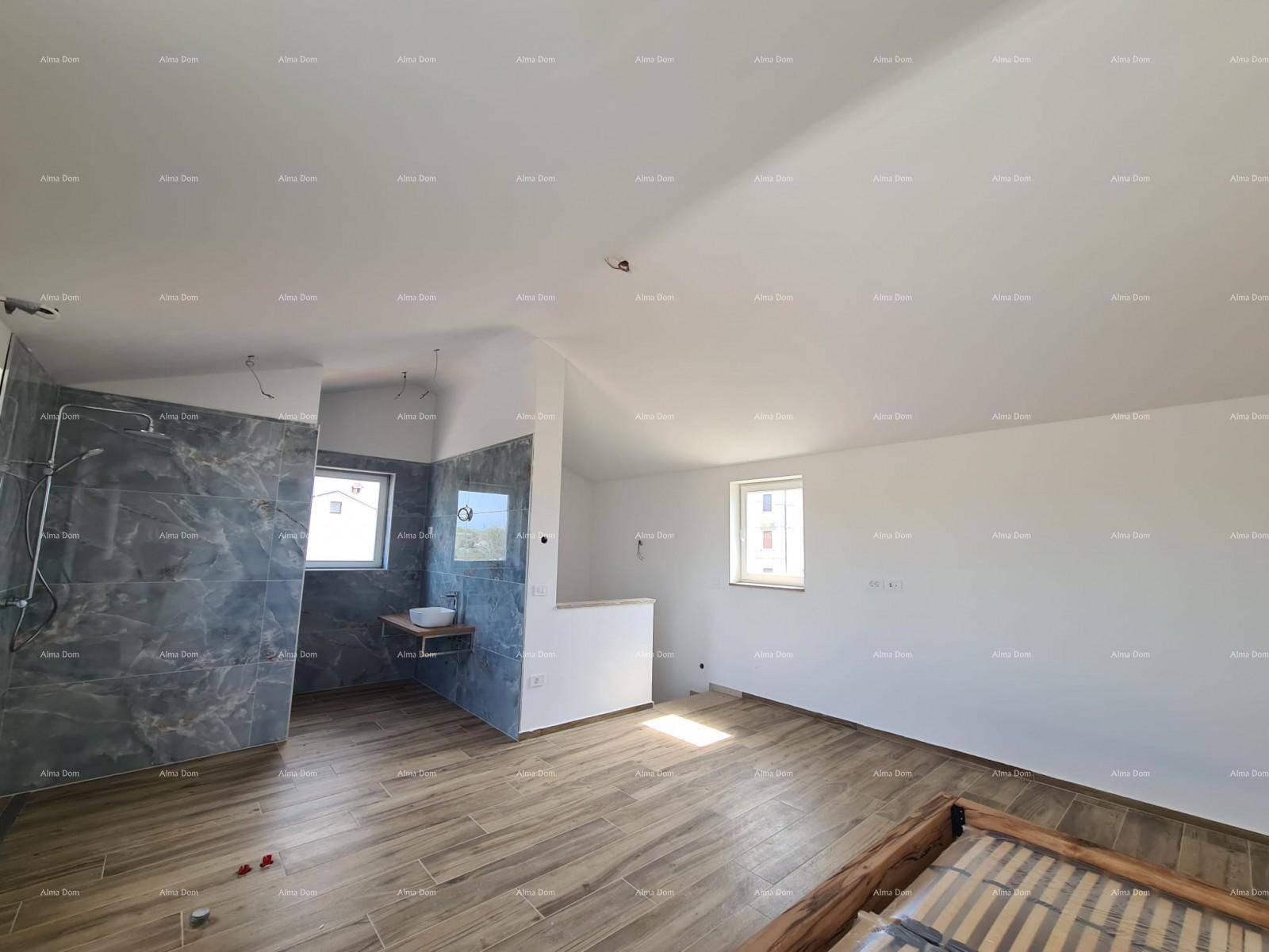 Geräumiges Schlafzimmer mit Holzboden und offenem Badbereich mit Fliesen.