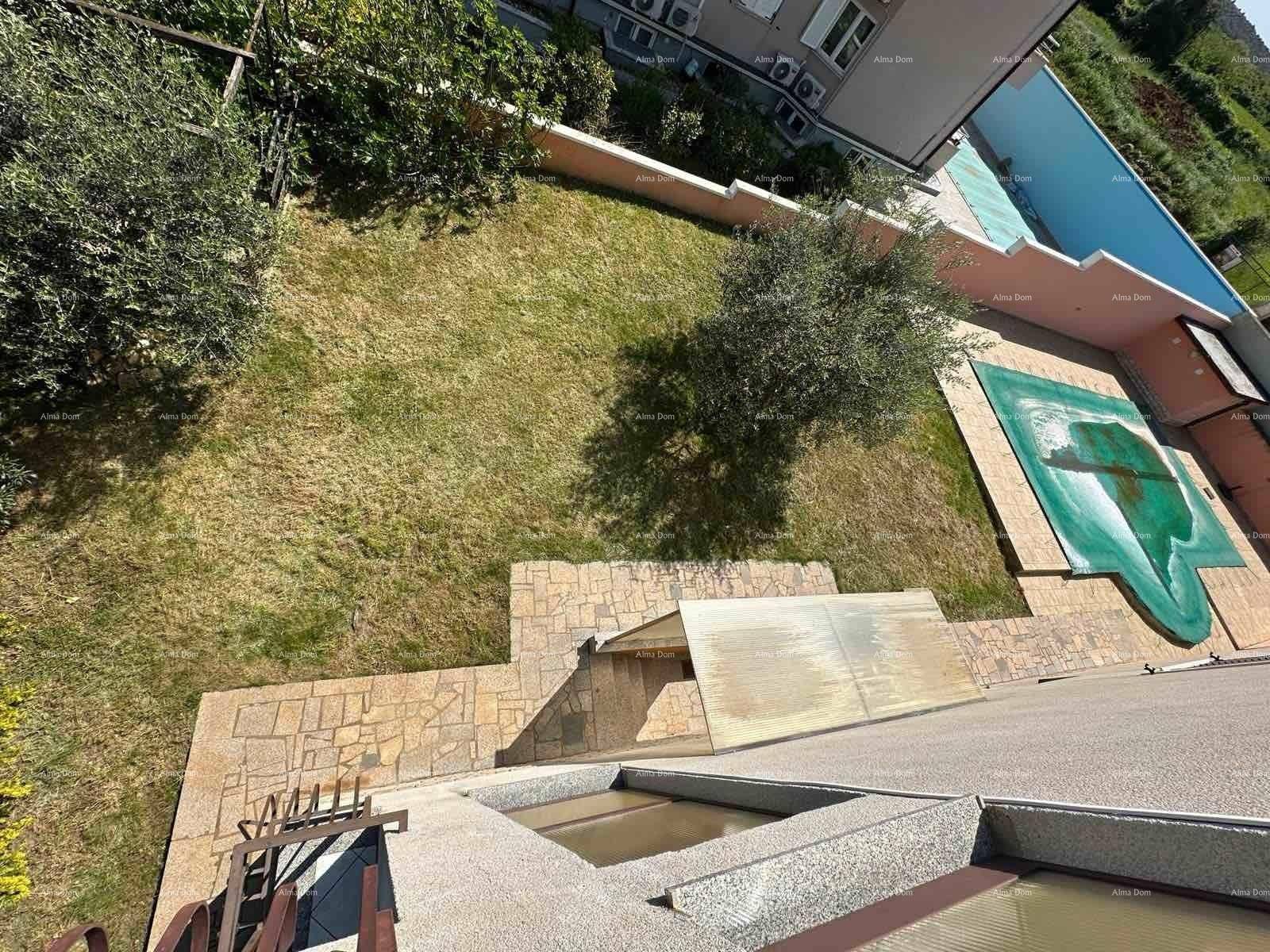 Weitläufiger Gartenbereich mit Rasenfläche und abgedecktem Pool, ideal für Erholung im Freien.