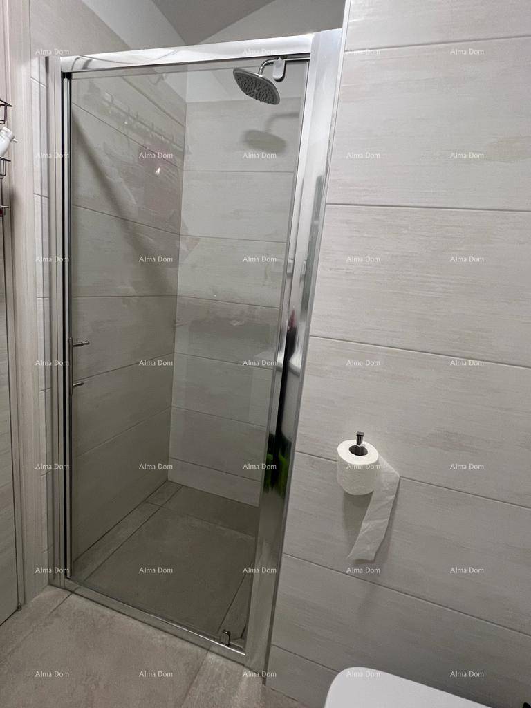 Modernes Badezimmer mit begehbarer Dusche und hellen Fliesen.