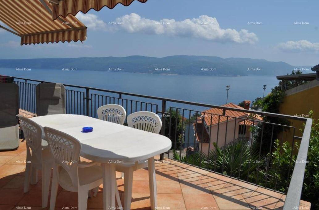 Sonniger Terrassenbereich mit Esstisch, Stühlen und einer ausfahrbaren Markise.