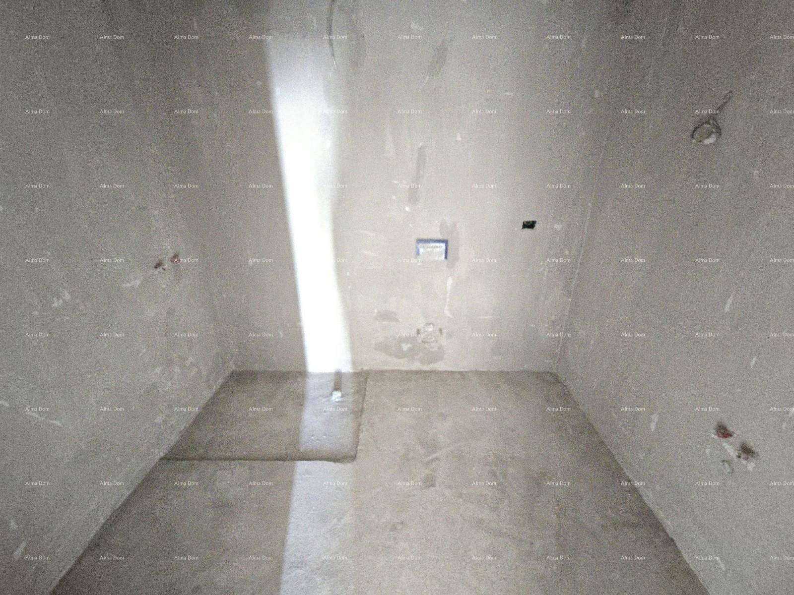 Unfertiges Badezimmer mit sichtbaren Wasseranschlüssen und Betonwänden im Rohbau.