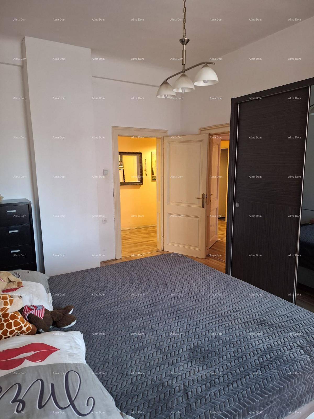 Schlafzimmer mit Doppelbett, dunklem Kleiderschrank und Zugang zu weiteren Räumen.