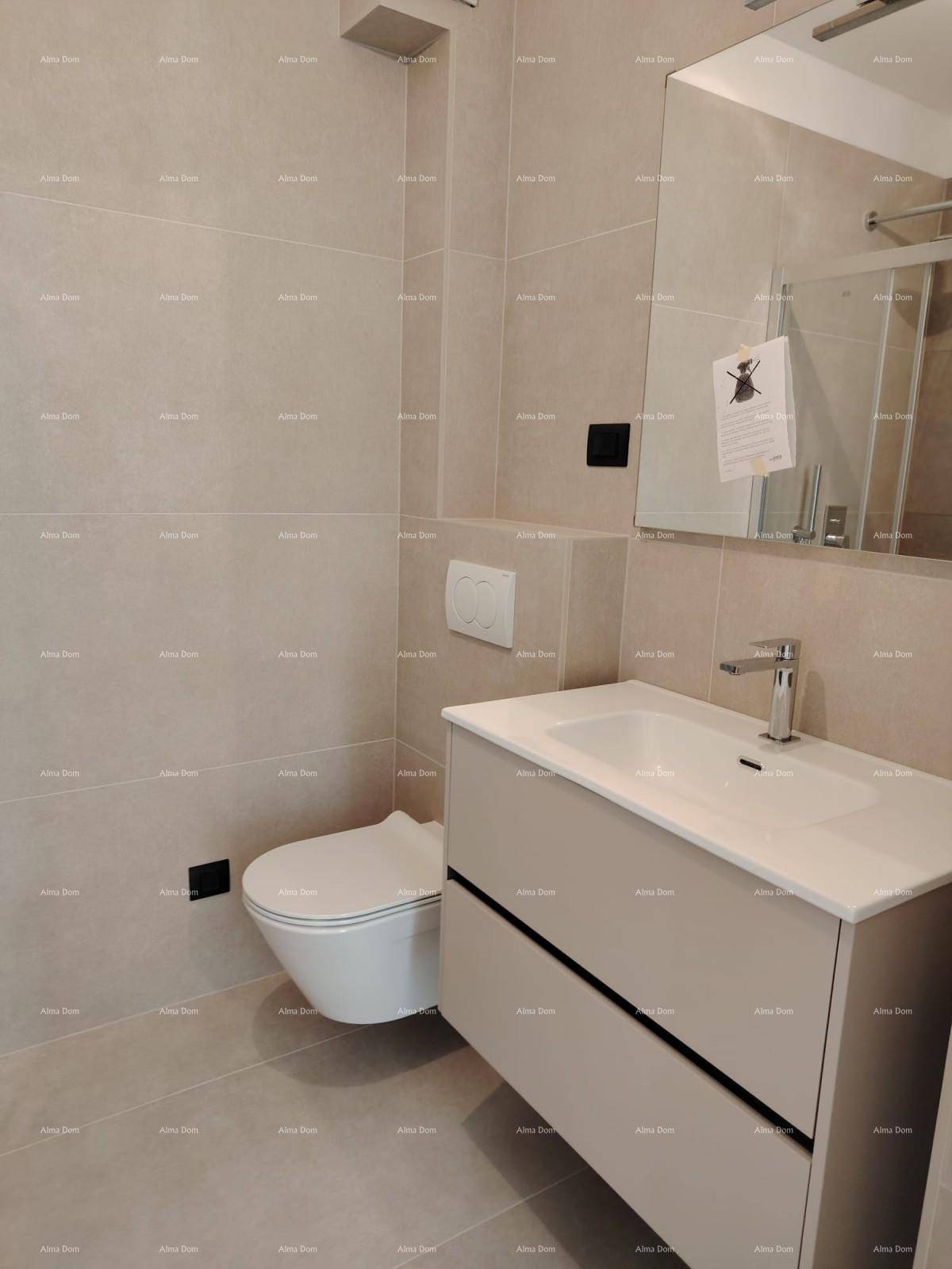 Modernes Badezimmer mit Waschtisch, Spiegel und wandhängendem WC, in hellen Beigetönen gefliest.