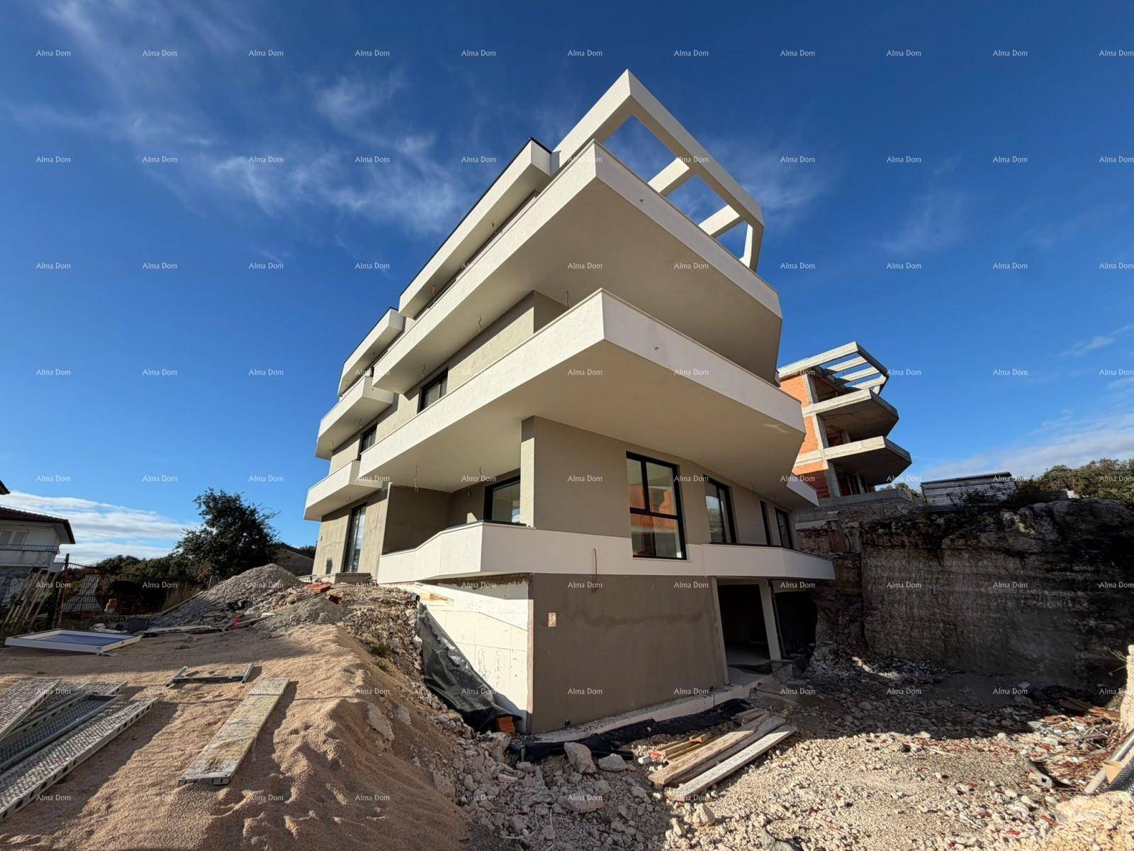 Neubau eines modernen Wohngebäudes mit markanten Balkonen in einer Baustellenumgebung bei sonnigem Wetter.