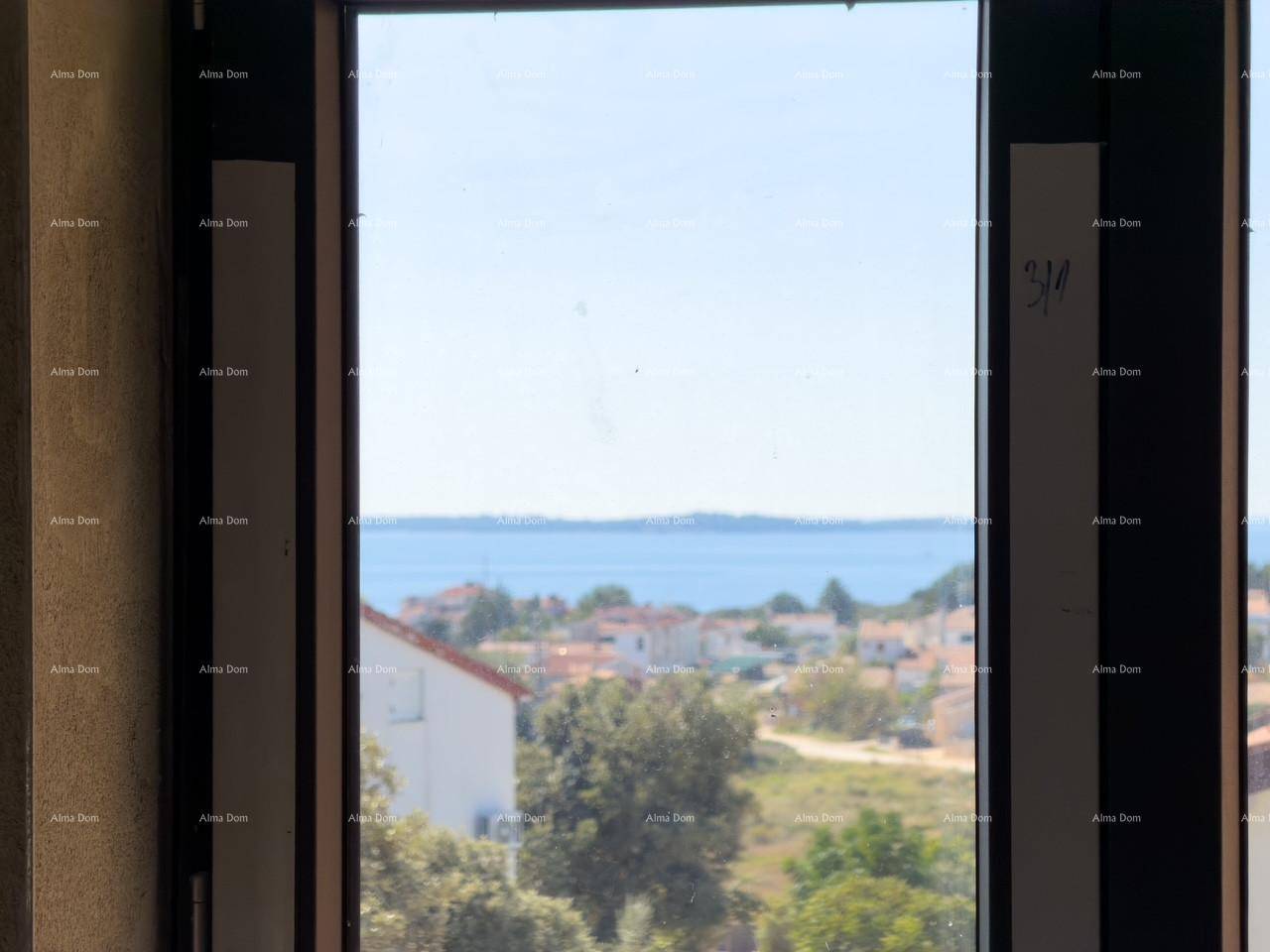 Blick aus dem Fenster auf das weite Meer und die umliegende Landschaft.