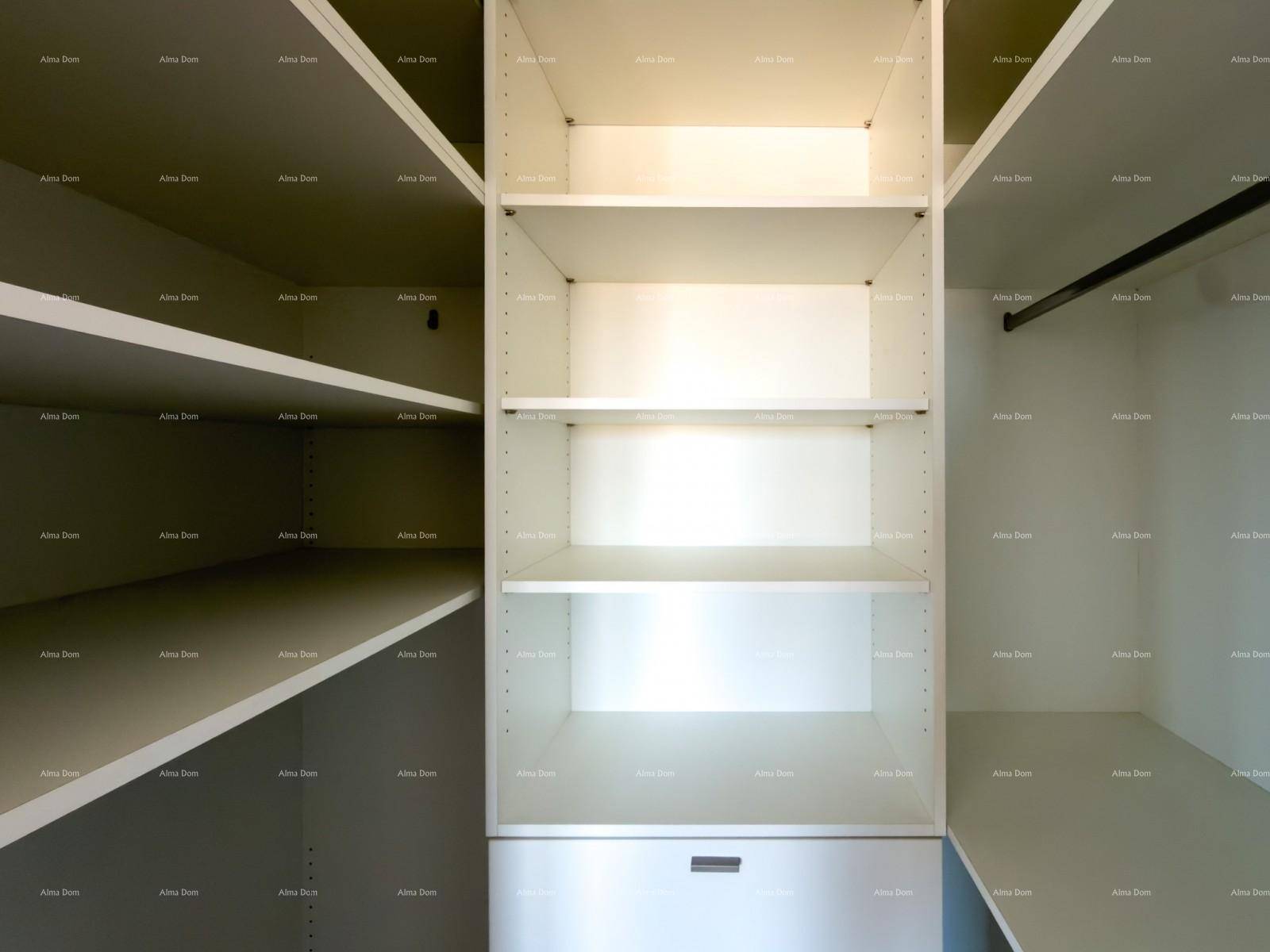 Geräumiger begehbarer Kleiderschrank mit vielen Regalen und Stauraum.