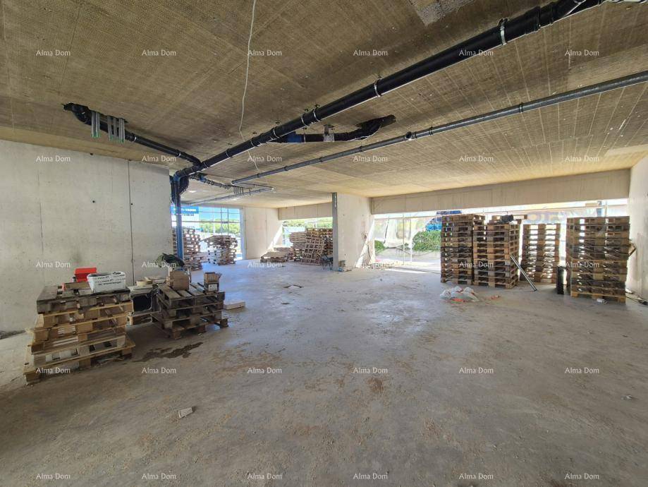 Unfertiger Kellerraum oder Tiefgarage mit Betonwänden und gestapelten Paletten als Baumaterial.