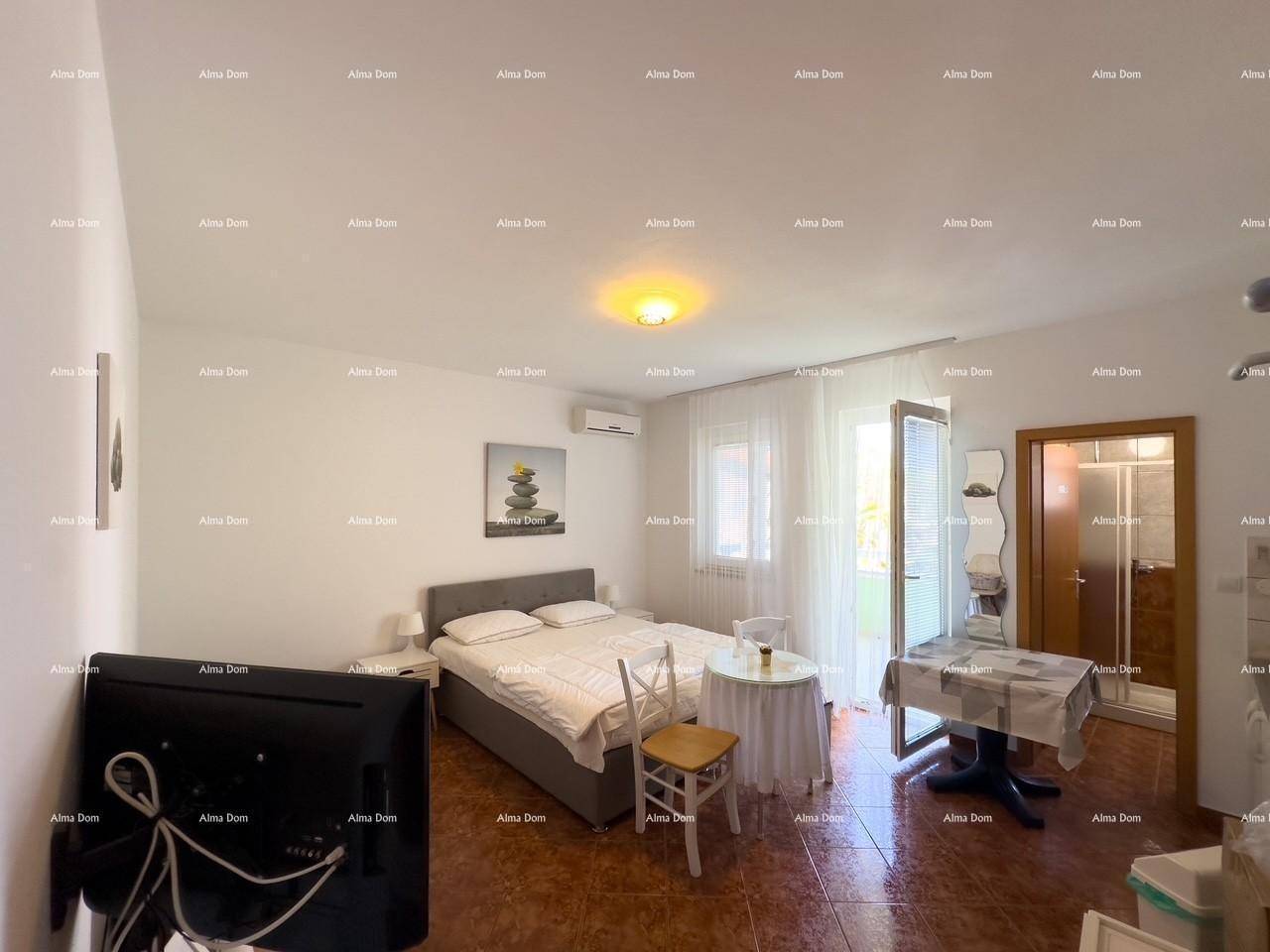 Gemütliches Schlafzimmer mit Doppelbett, Klimaanlage und Zugang zu einem Balkon.