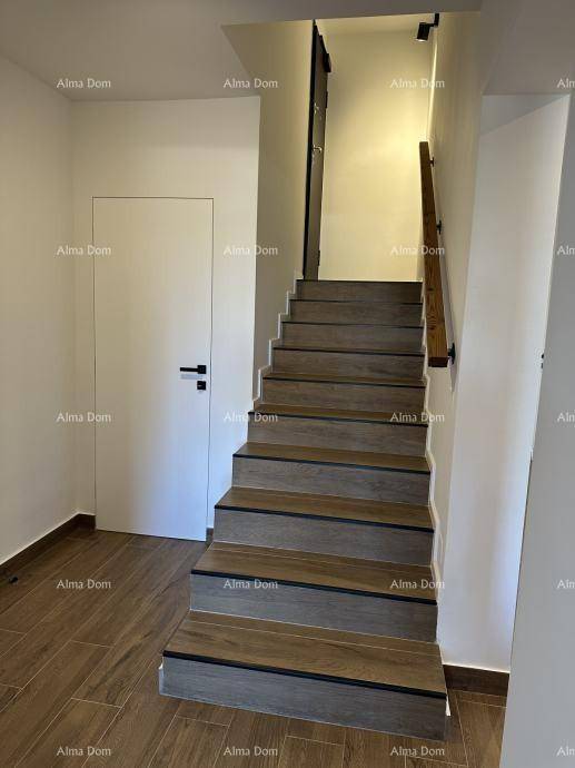 Elegante Holztreppe mit modernem Geländer und weißer Tür im Flurbereich.