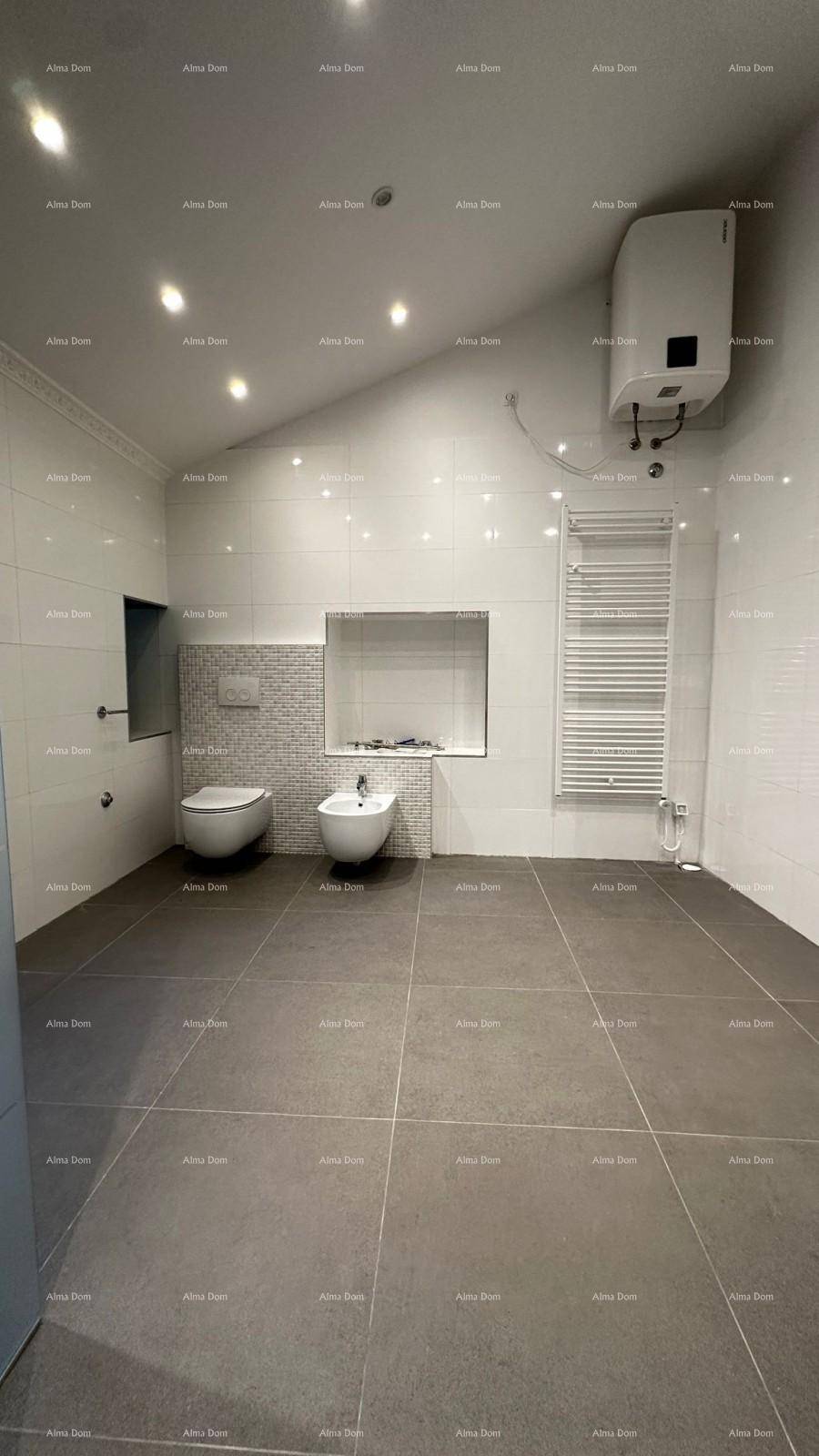 Helles Badezimmer mit modernen Fliesen, Toilette, Bidet und beheiztem Handtuchhalter.